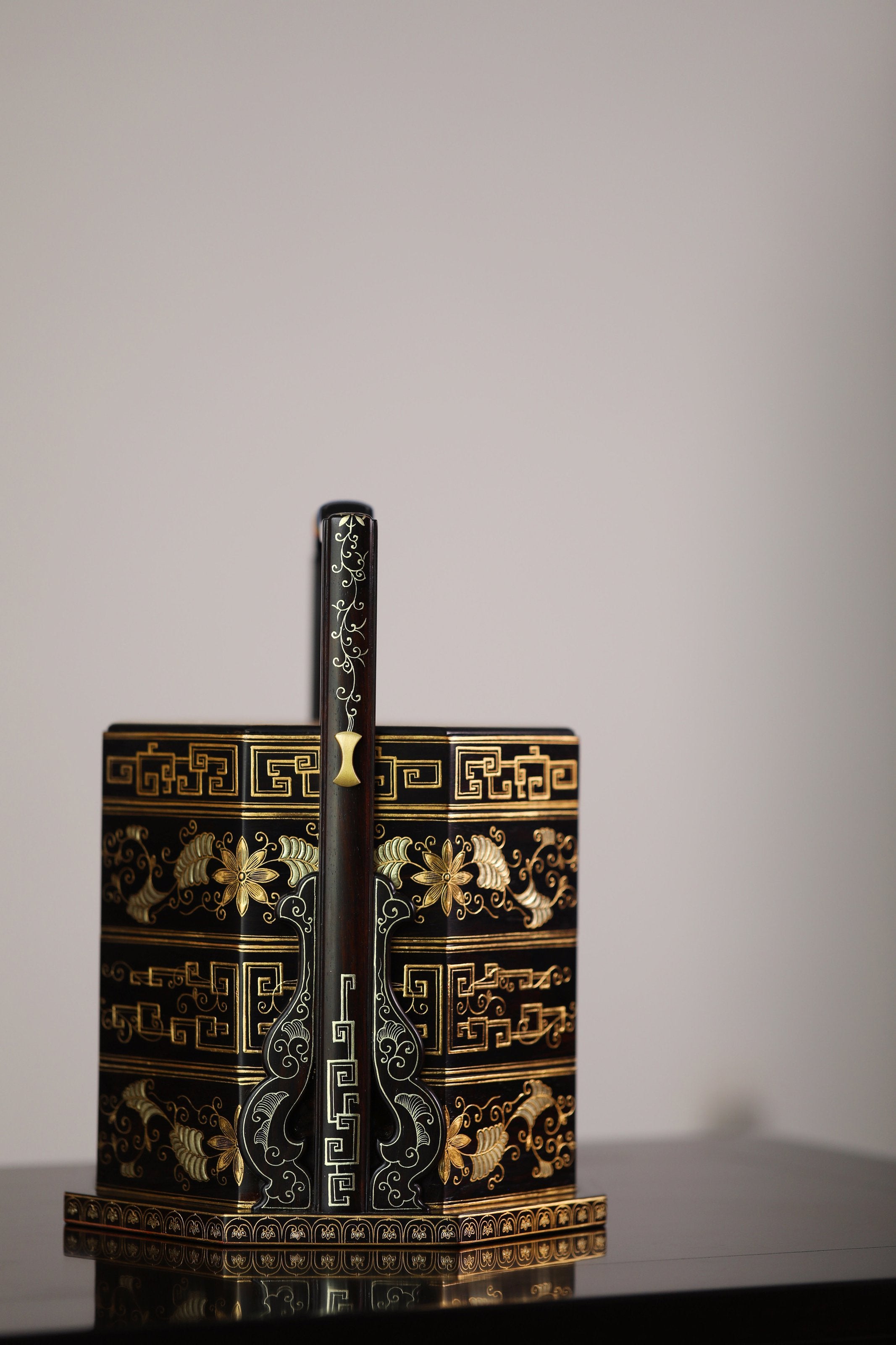 紫光檀西番莲描金八角提盒