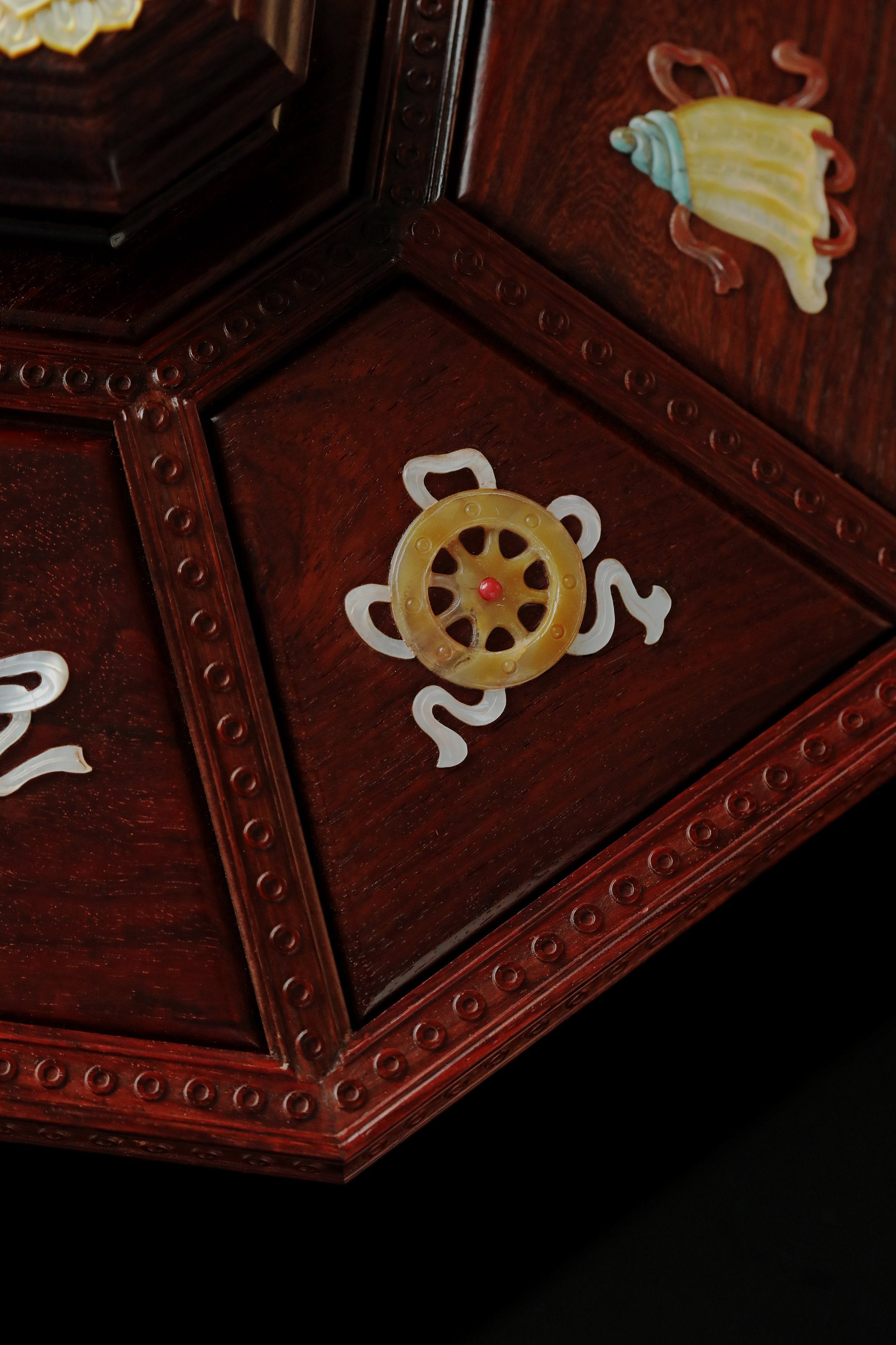 小叶紫檀百宝嵌八宝果盒