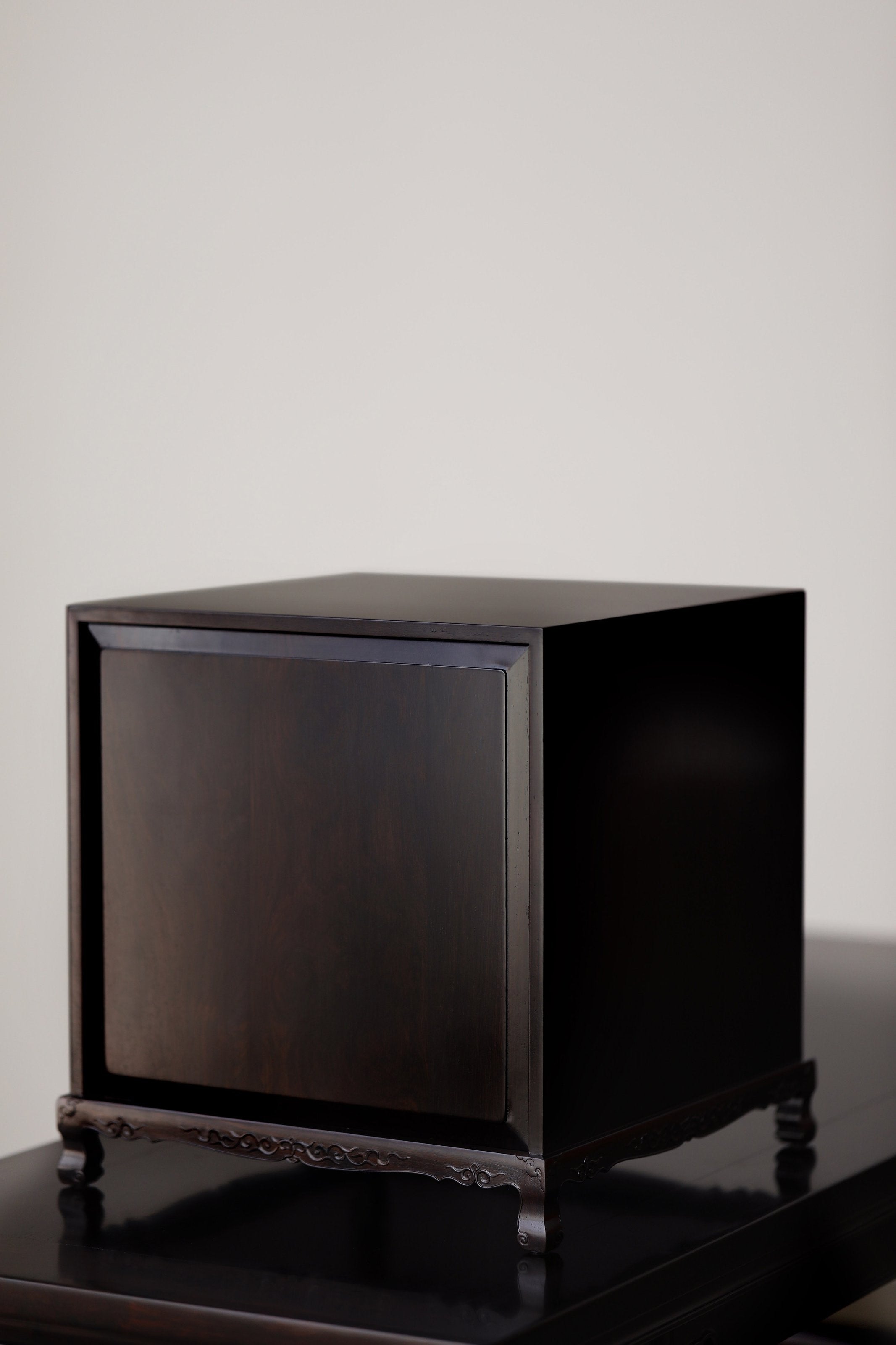 紫光檀黑白檀案上五斗茶边柜