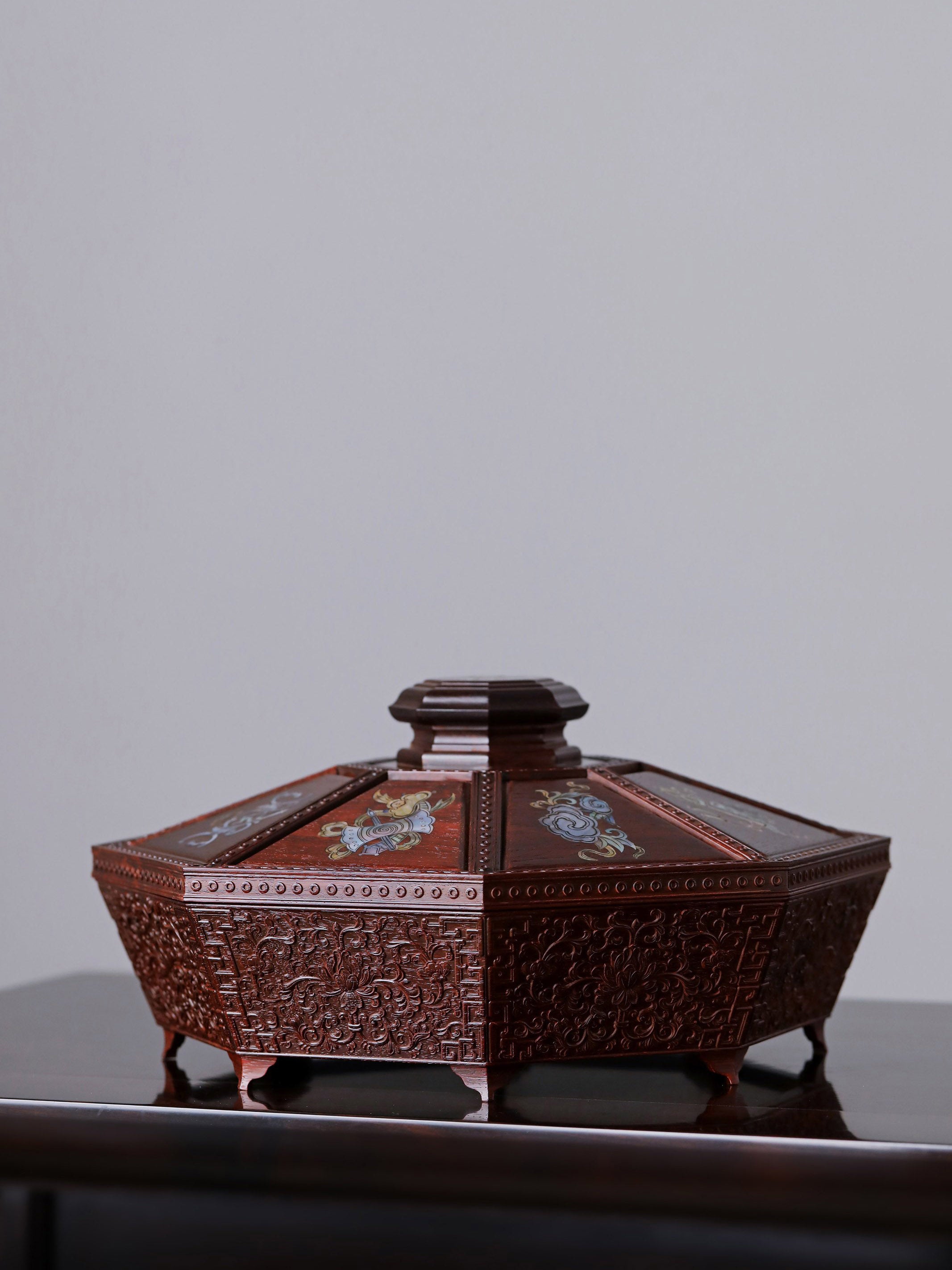 小叶紫檀螺钿八宝果盒