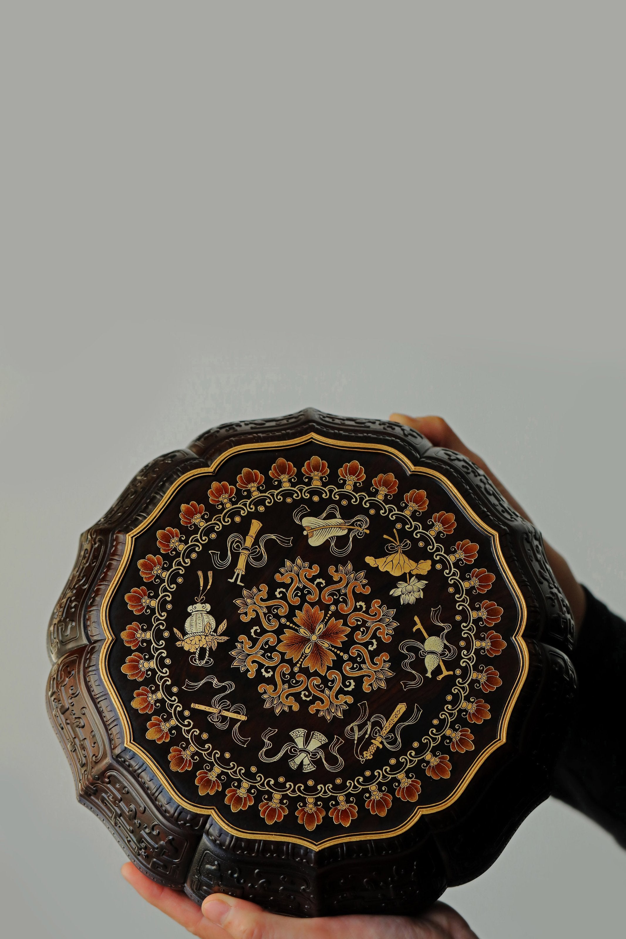 紫光檀描金暗八仙纹葵口十二角果盒