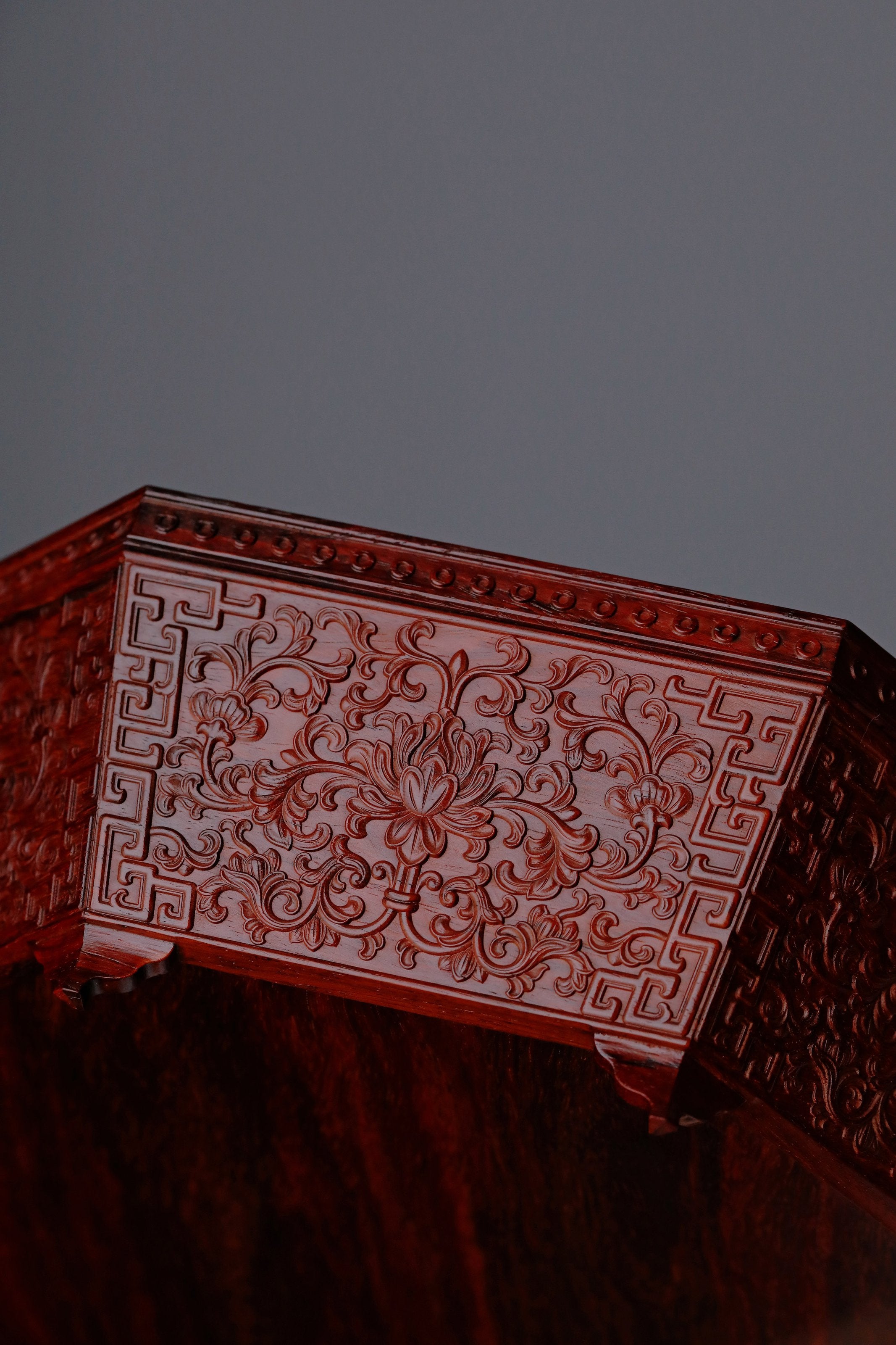 小叶紫檀百宝嵌八宝果盒