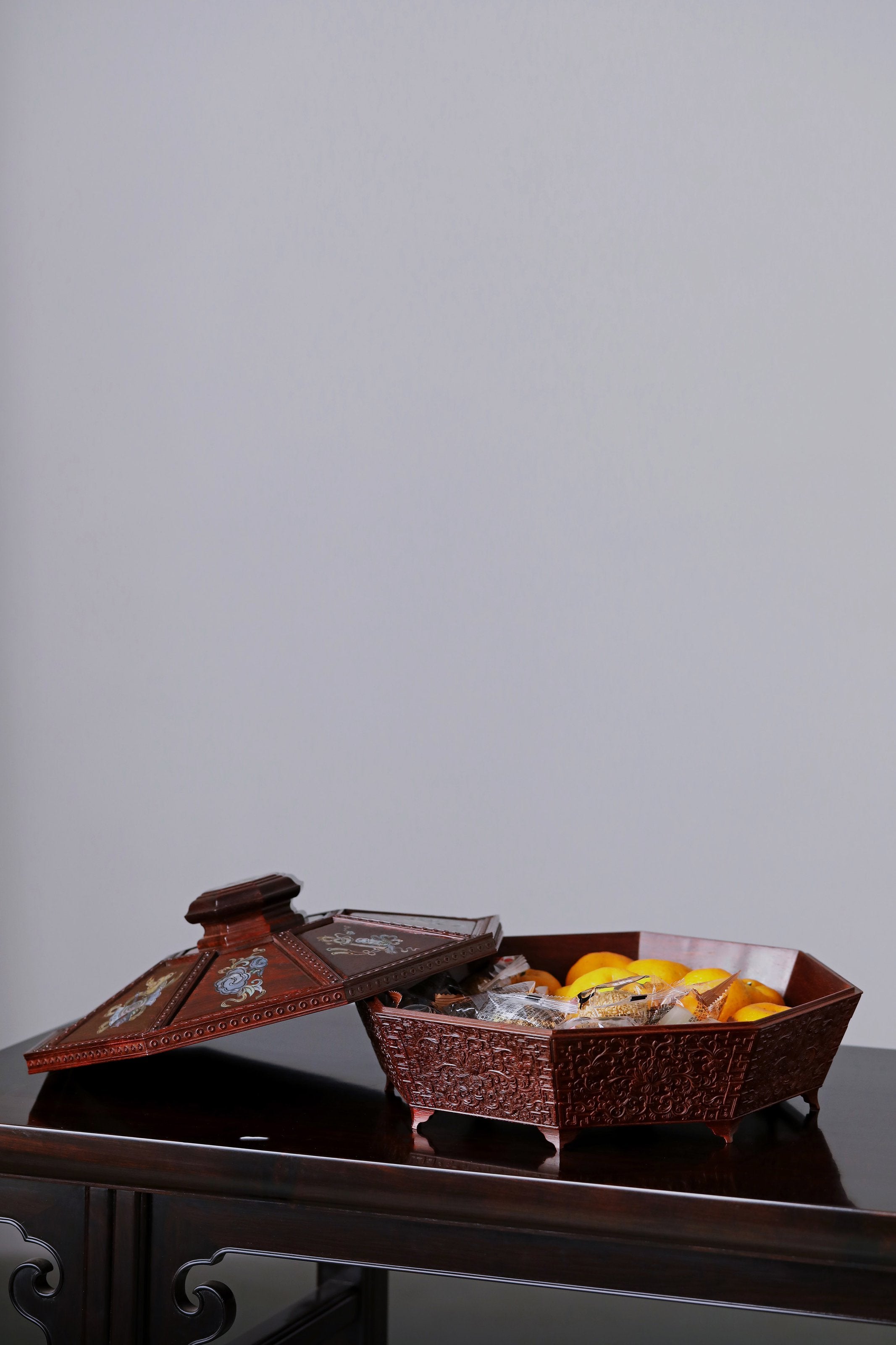 小叶紫檀螺钿八宝果盒