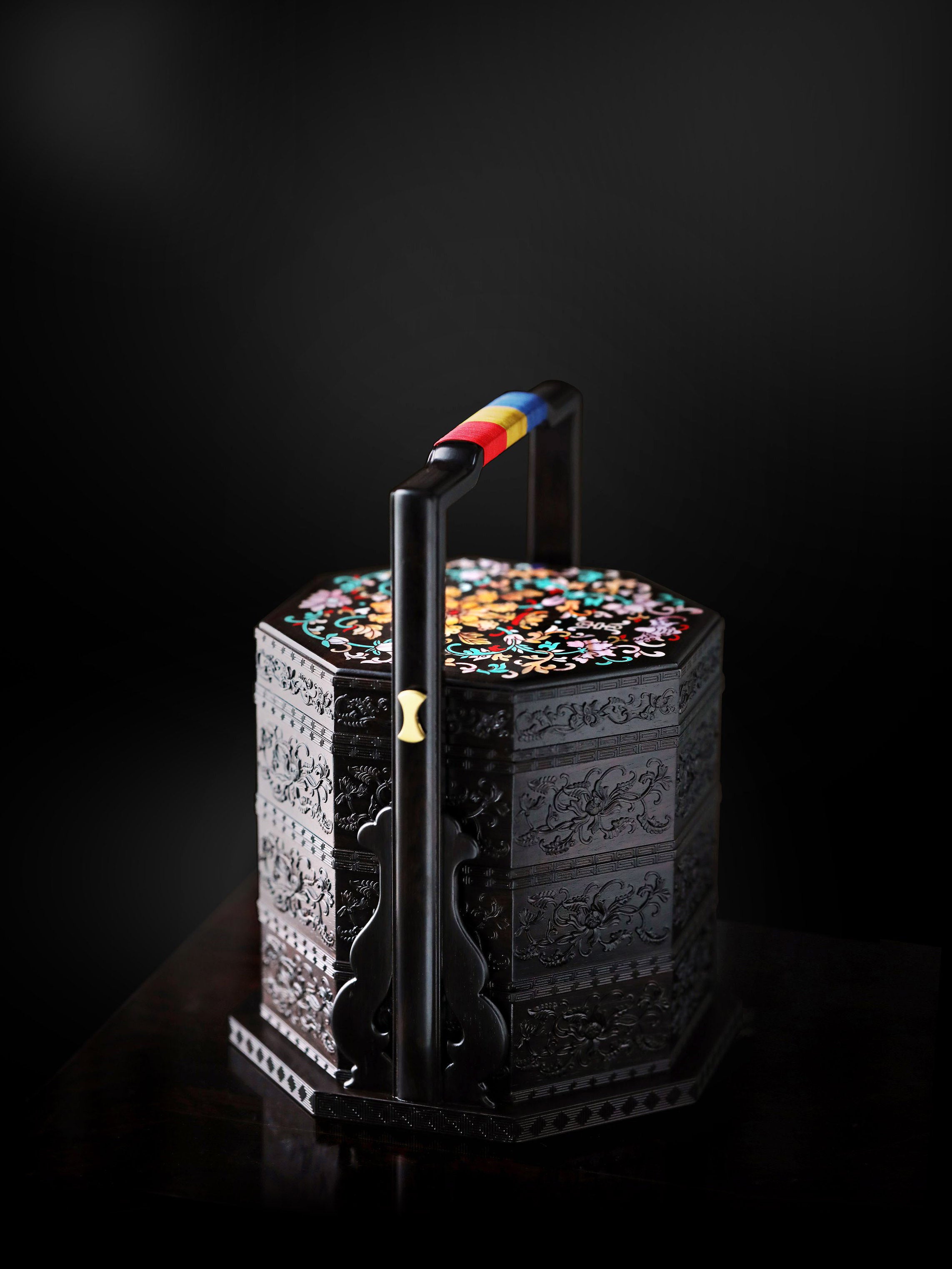 紫光檀嵌螺钿西番莲纹八角提盒