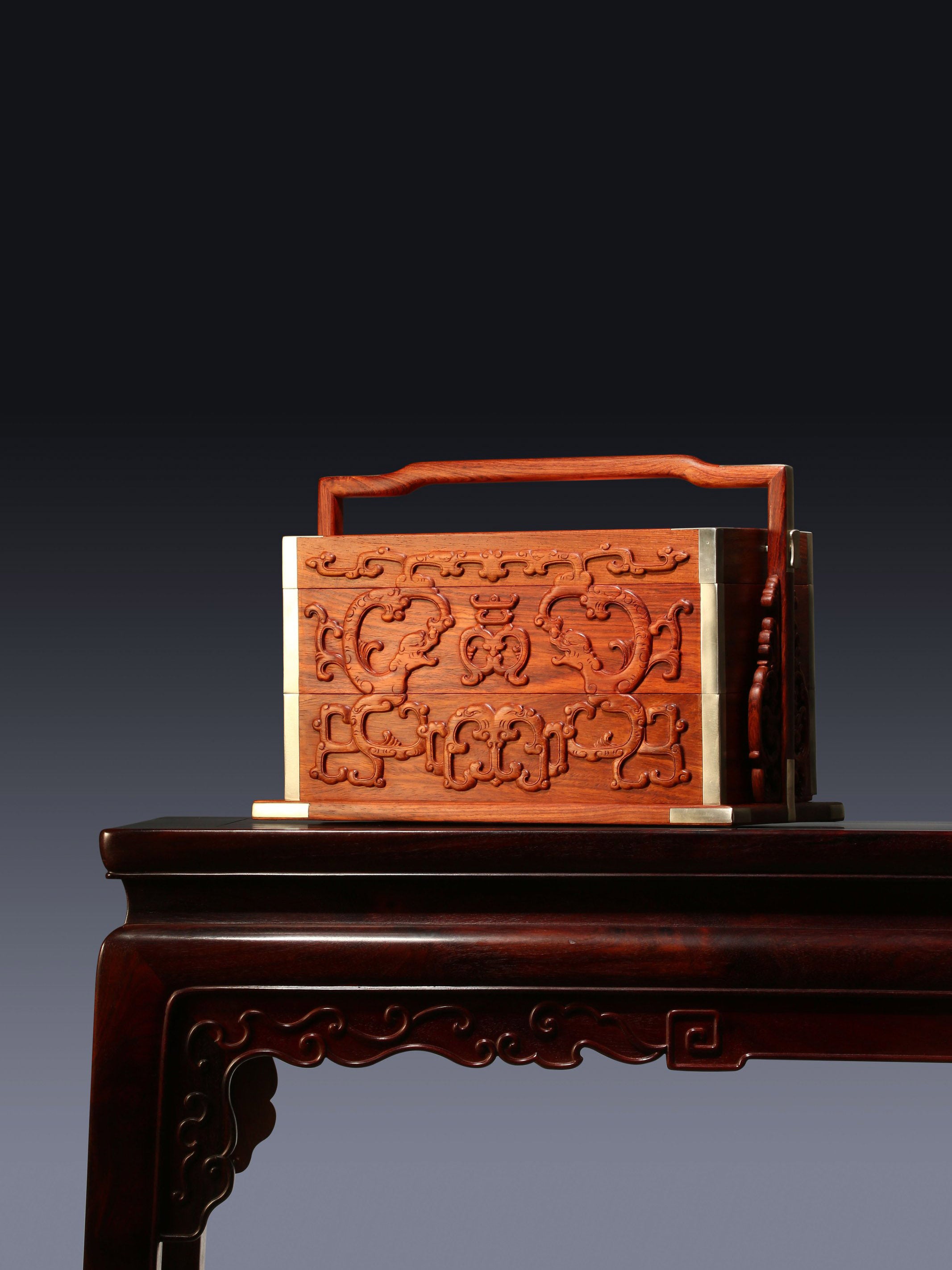 Double-layered carrying box made of rosewood/white rosewood with dragons holding longevity symbols