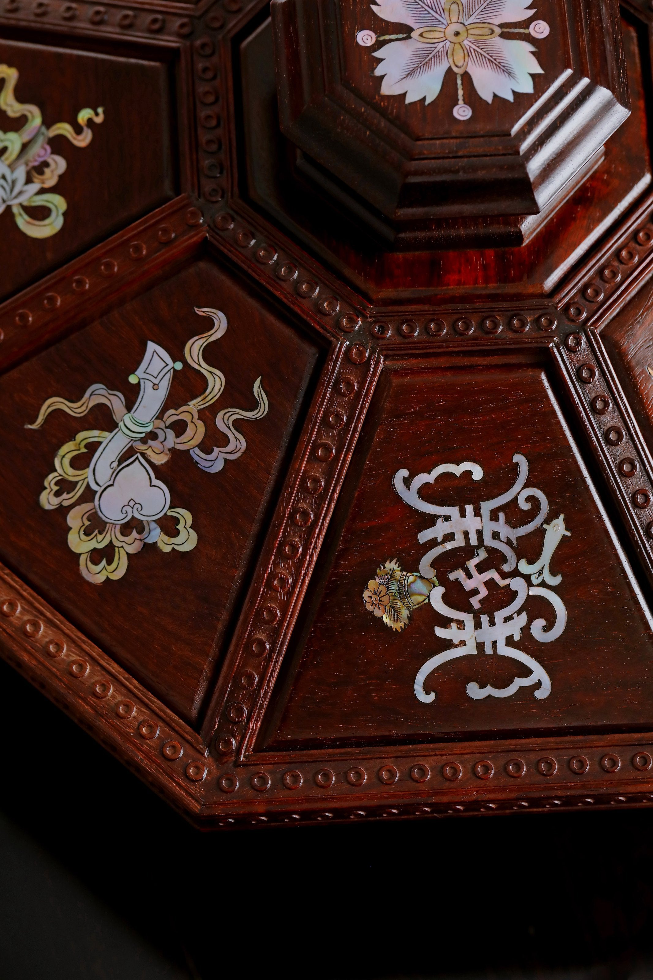 小叶紫檀螺钿八宝果盒