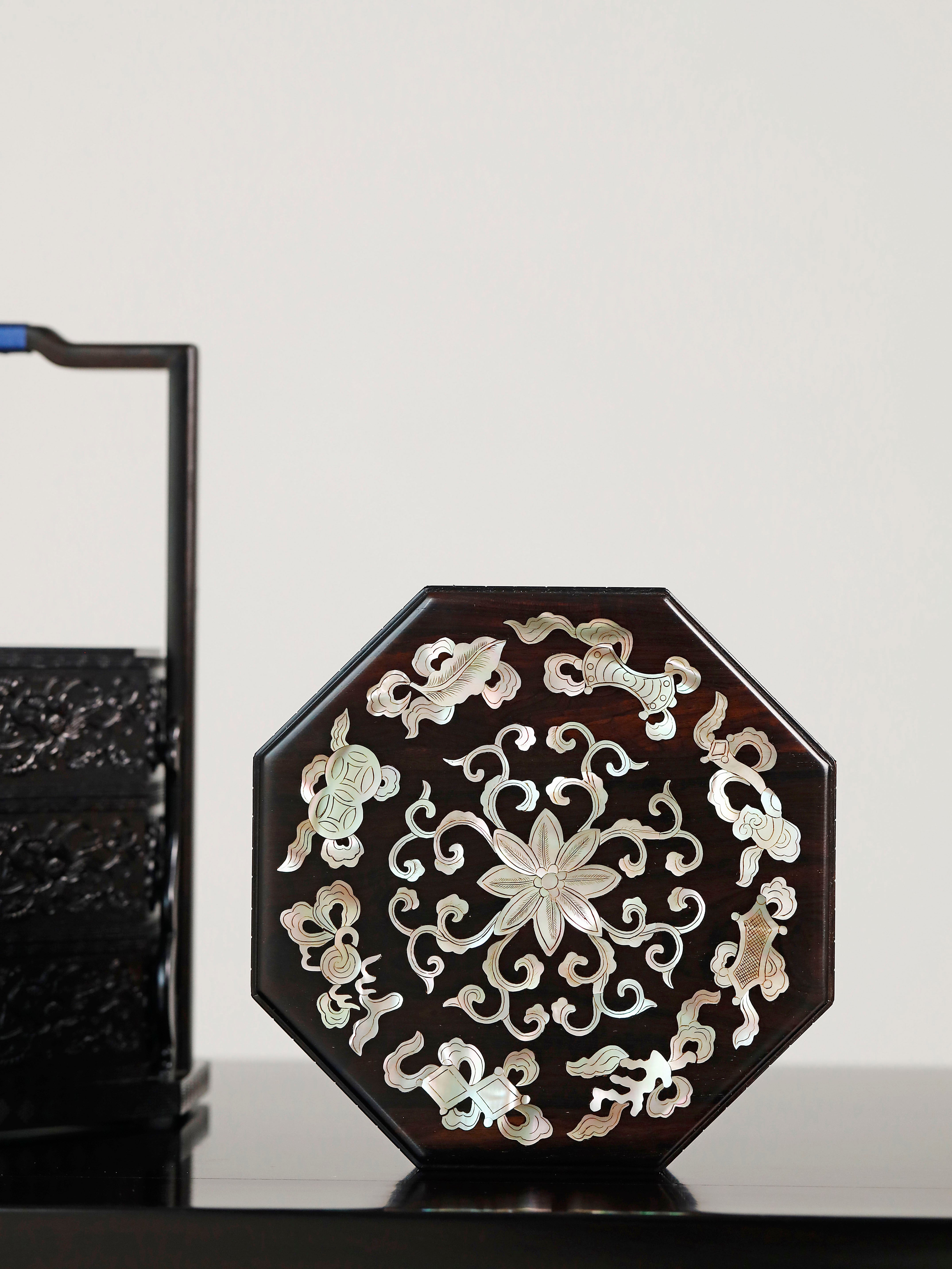 紫光檀嵌螺钿杂八宝八角提盒