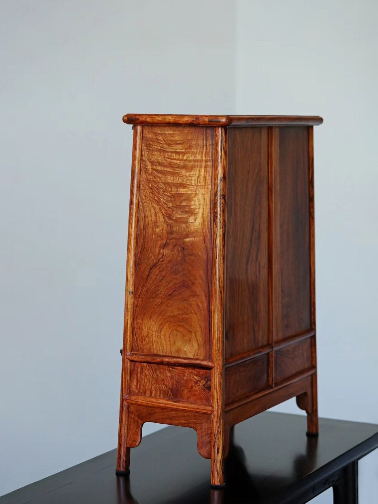 黄花梨圆角案上茶边柜