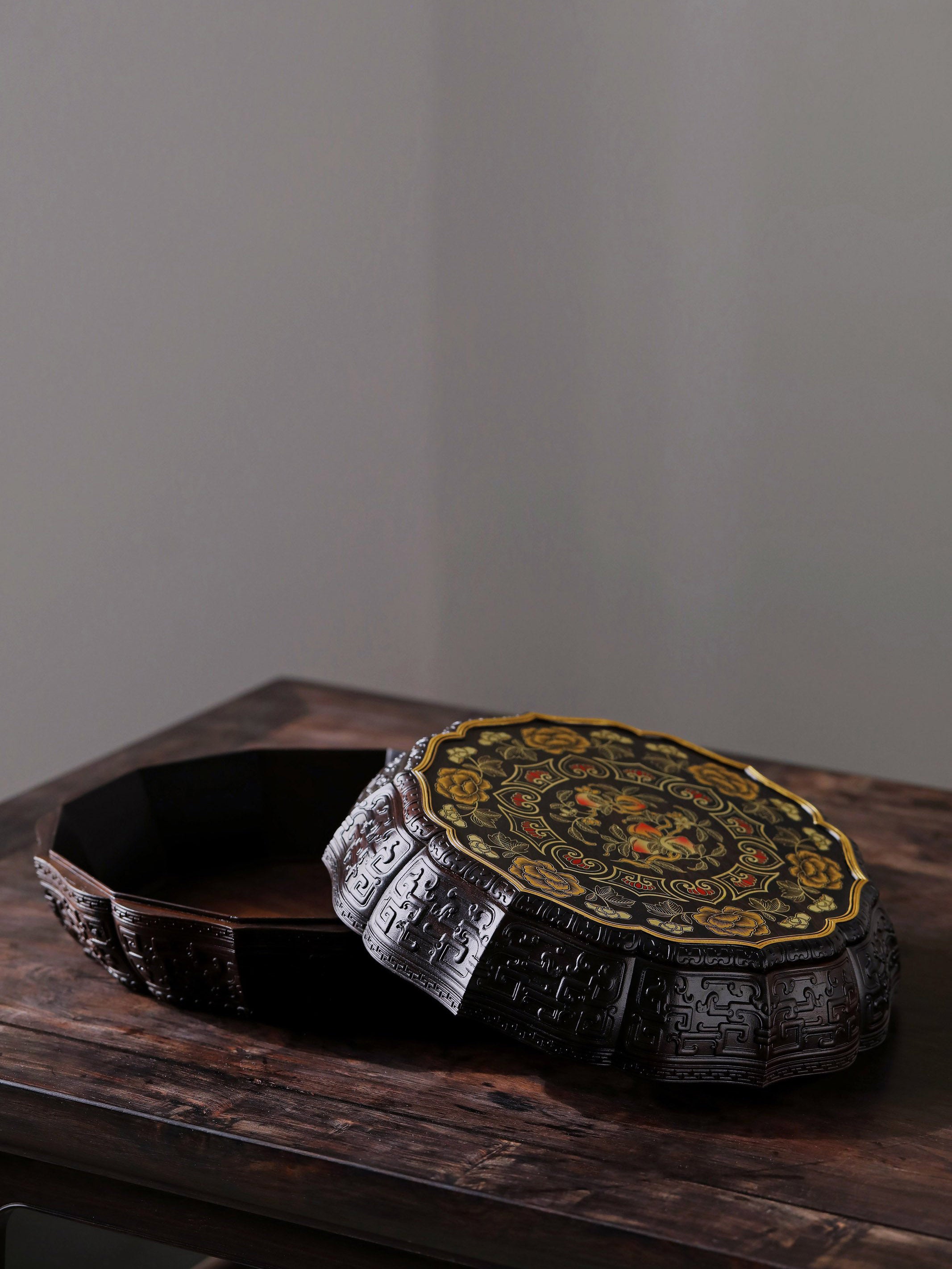 紫光檀富贵长寿葵口十二角果盒