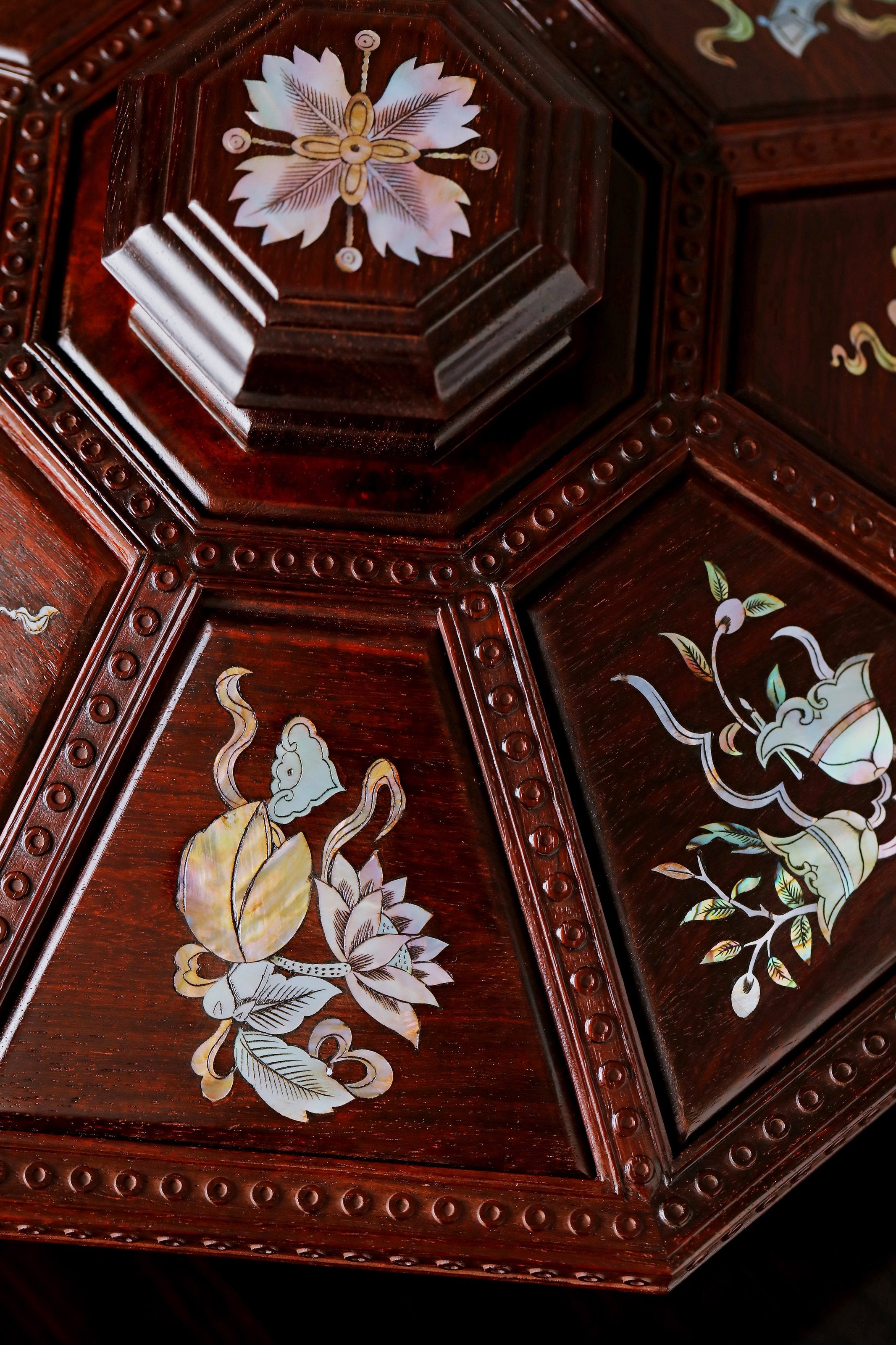 小叶紫檀螺钿八宝果盒