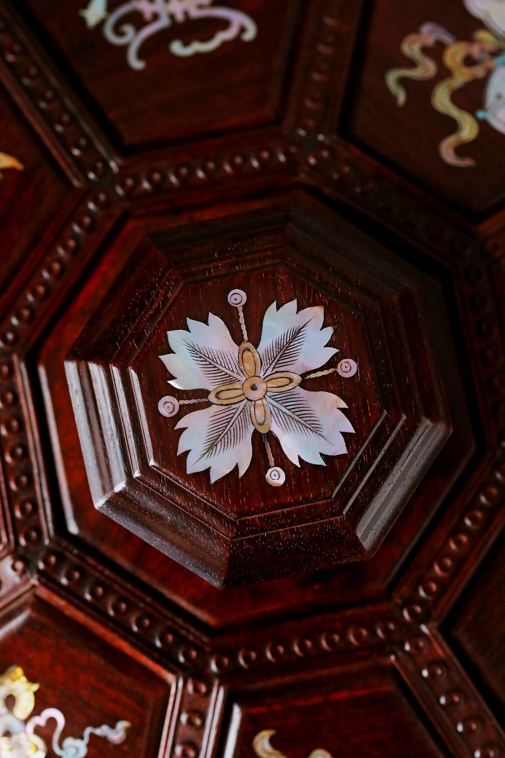 小叶紫檀螺钿八宝果盒