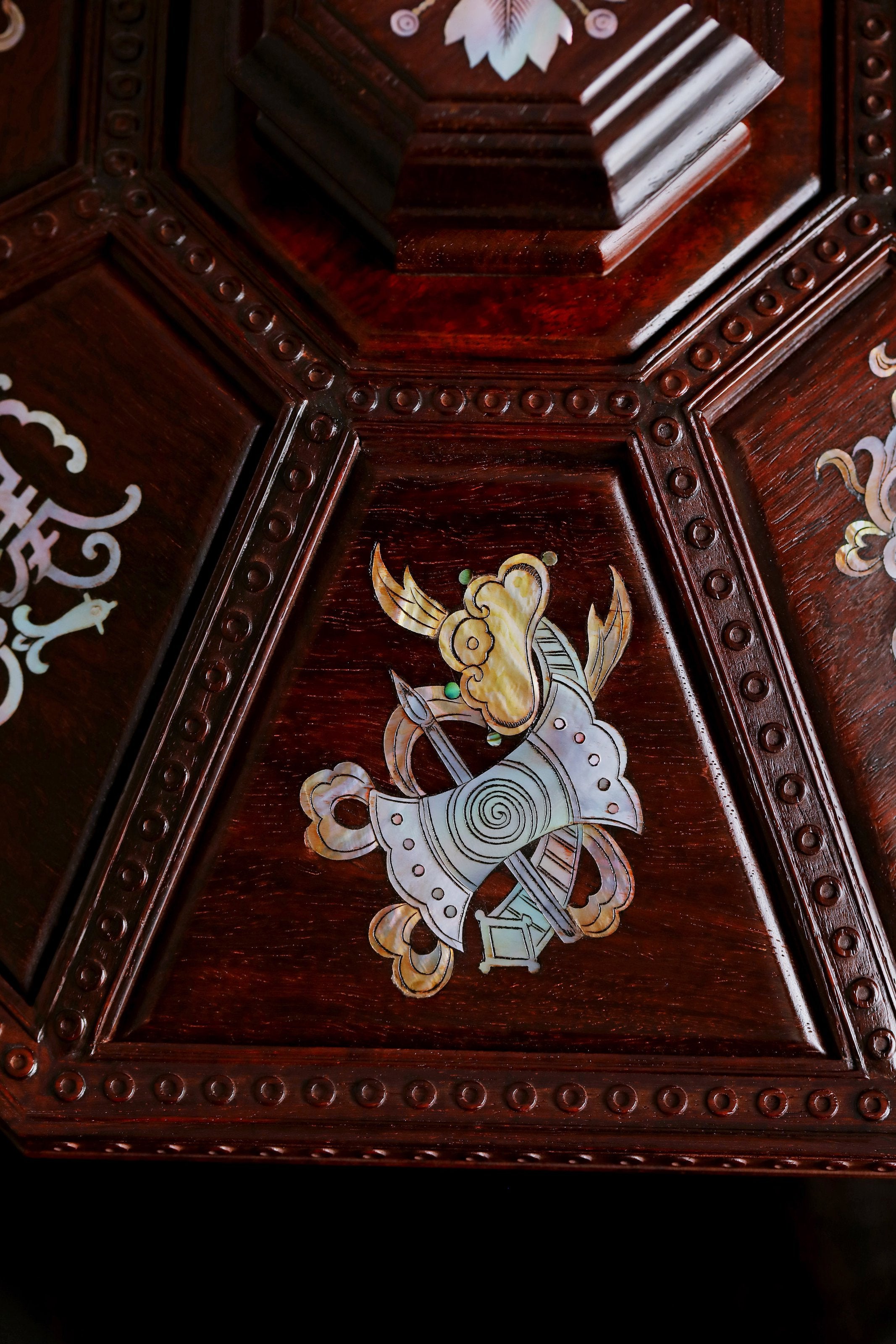 小叶紫檀螺钿八宝果盒