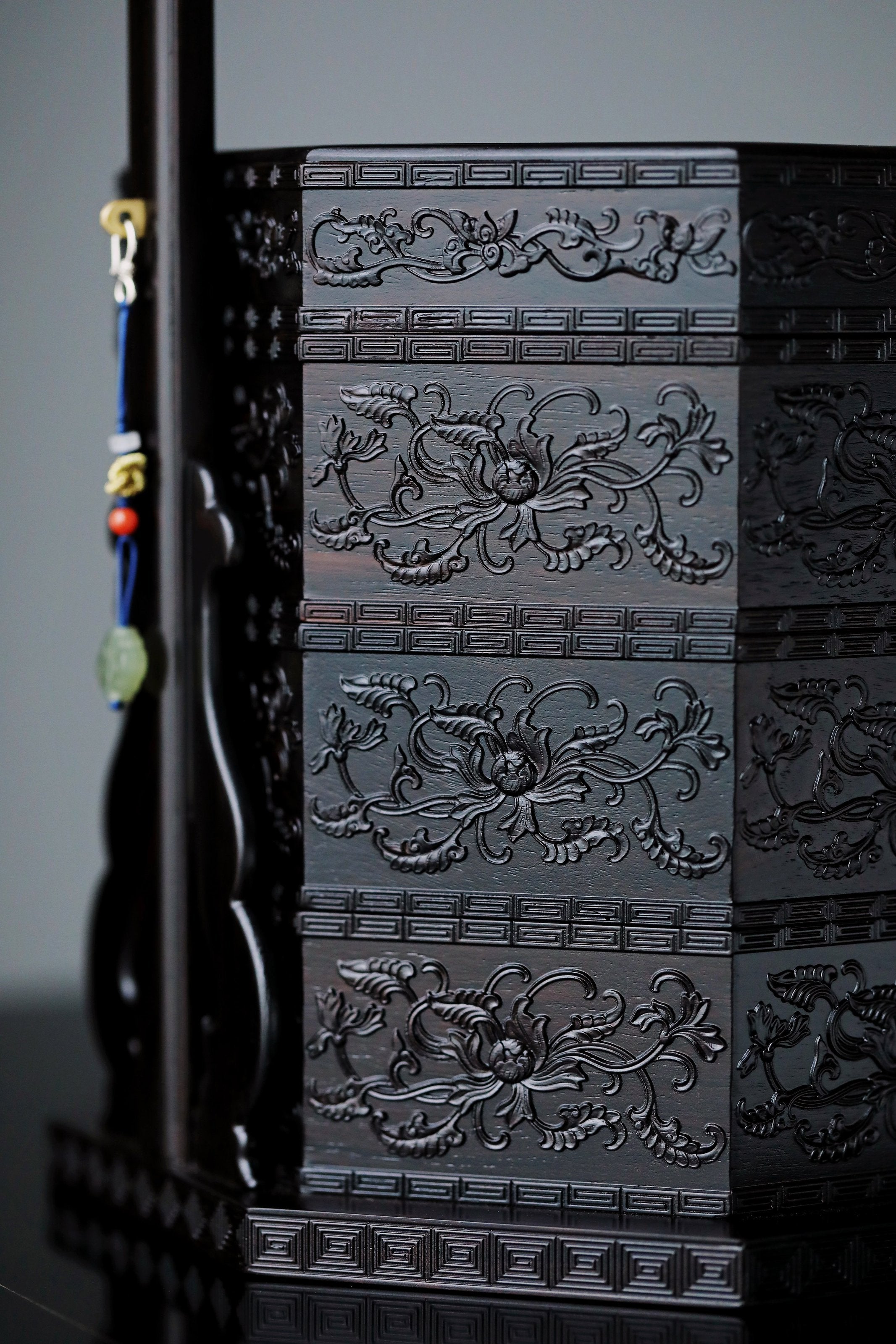 紫光檀嵌螺钿西番莲纹八角提盒