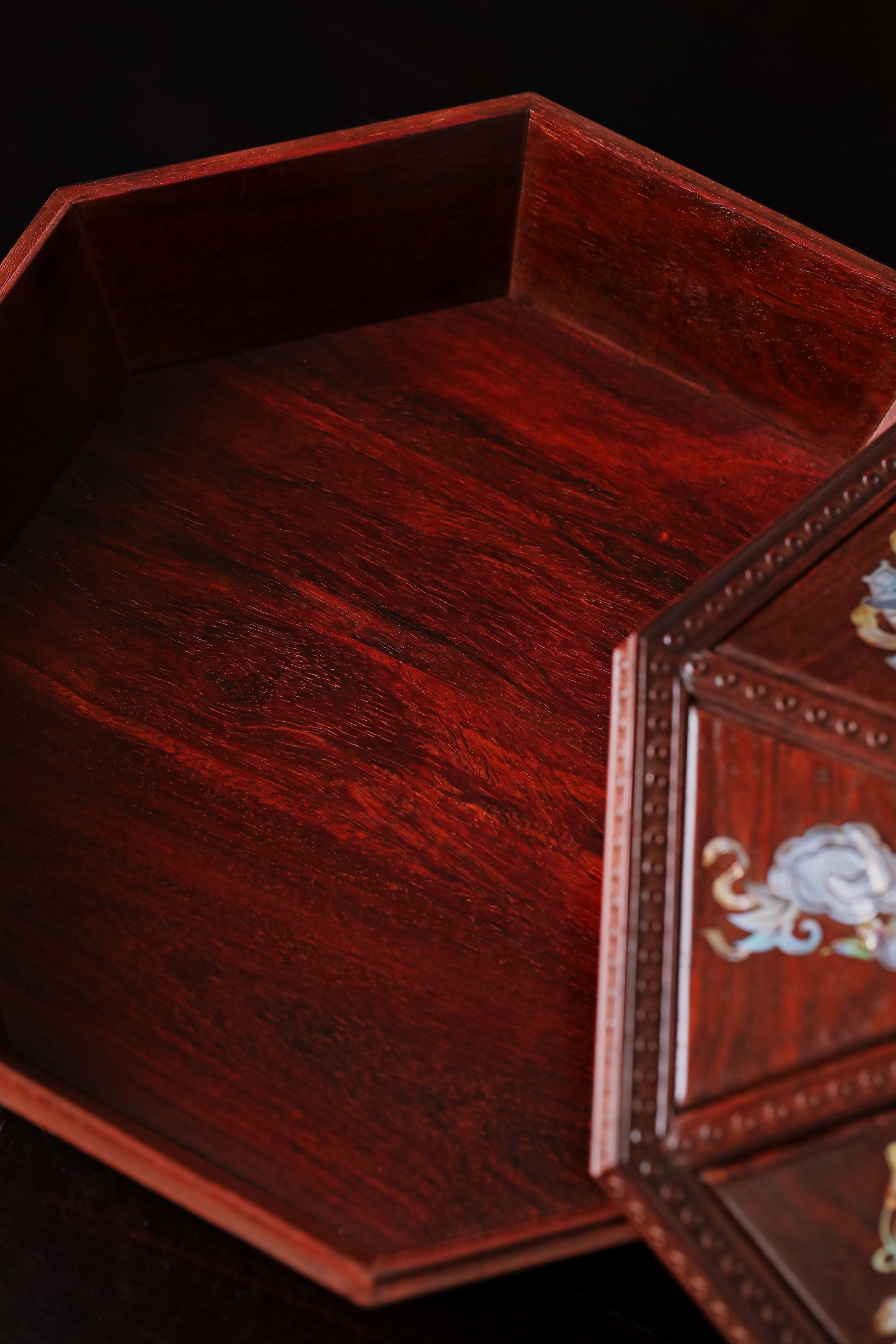 小叶紫檀螺钿八宝果盒