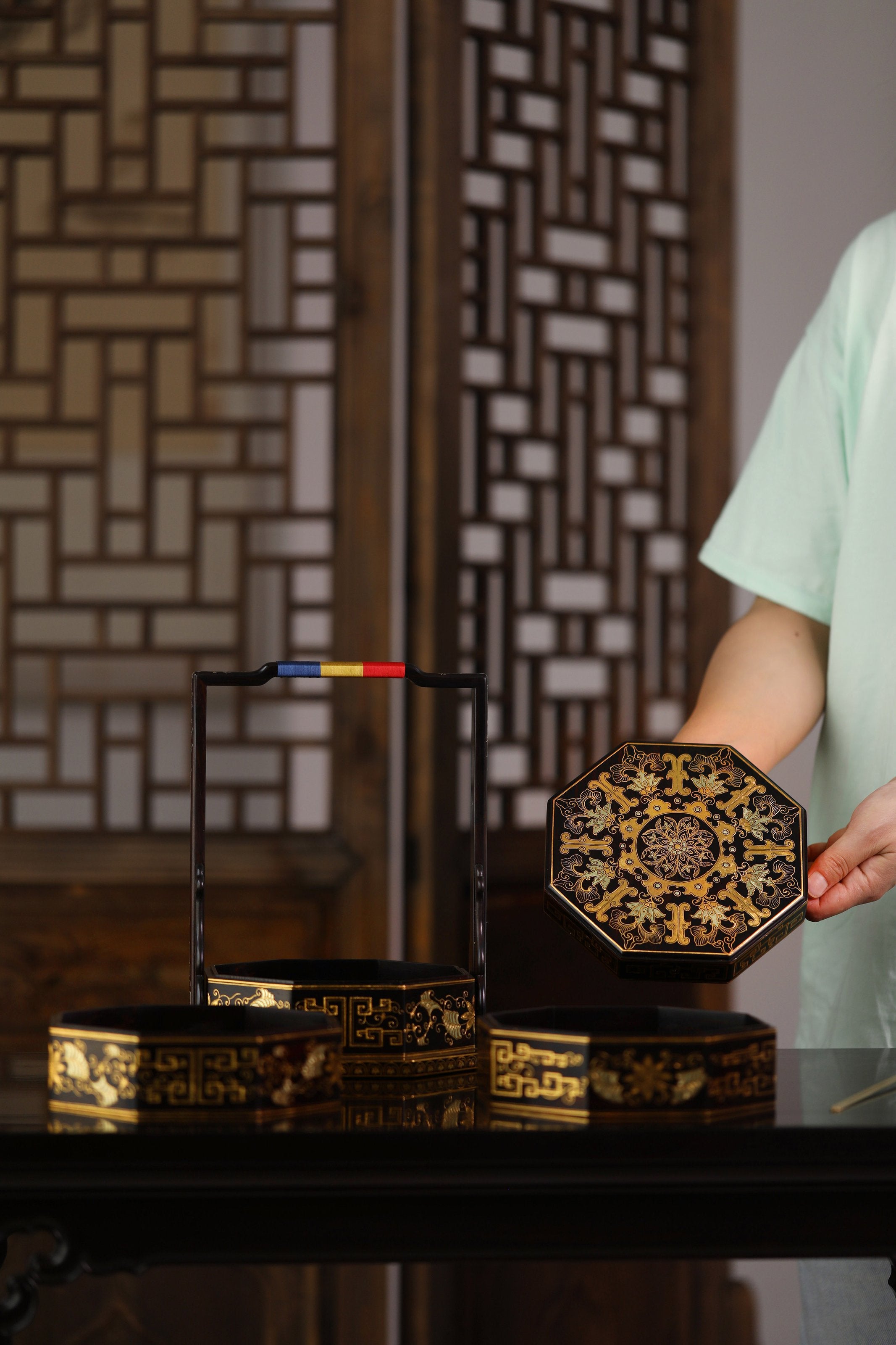 紫光檀西番莲描金八角提盒