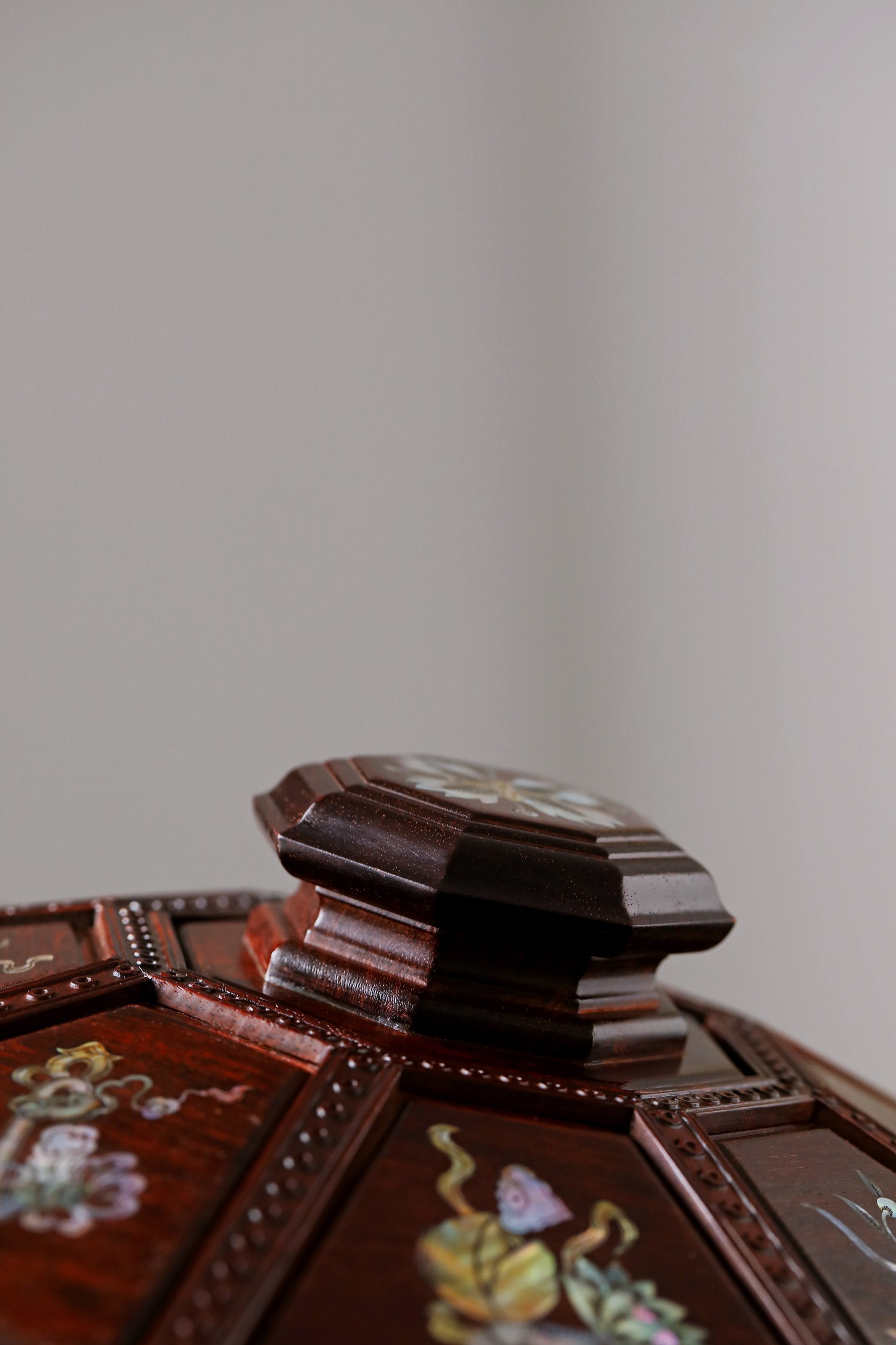 小叶紫檀螺钿八宝果盒