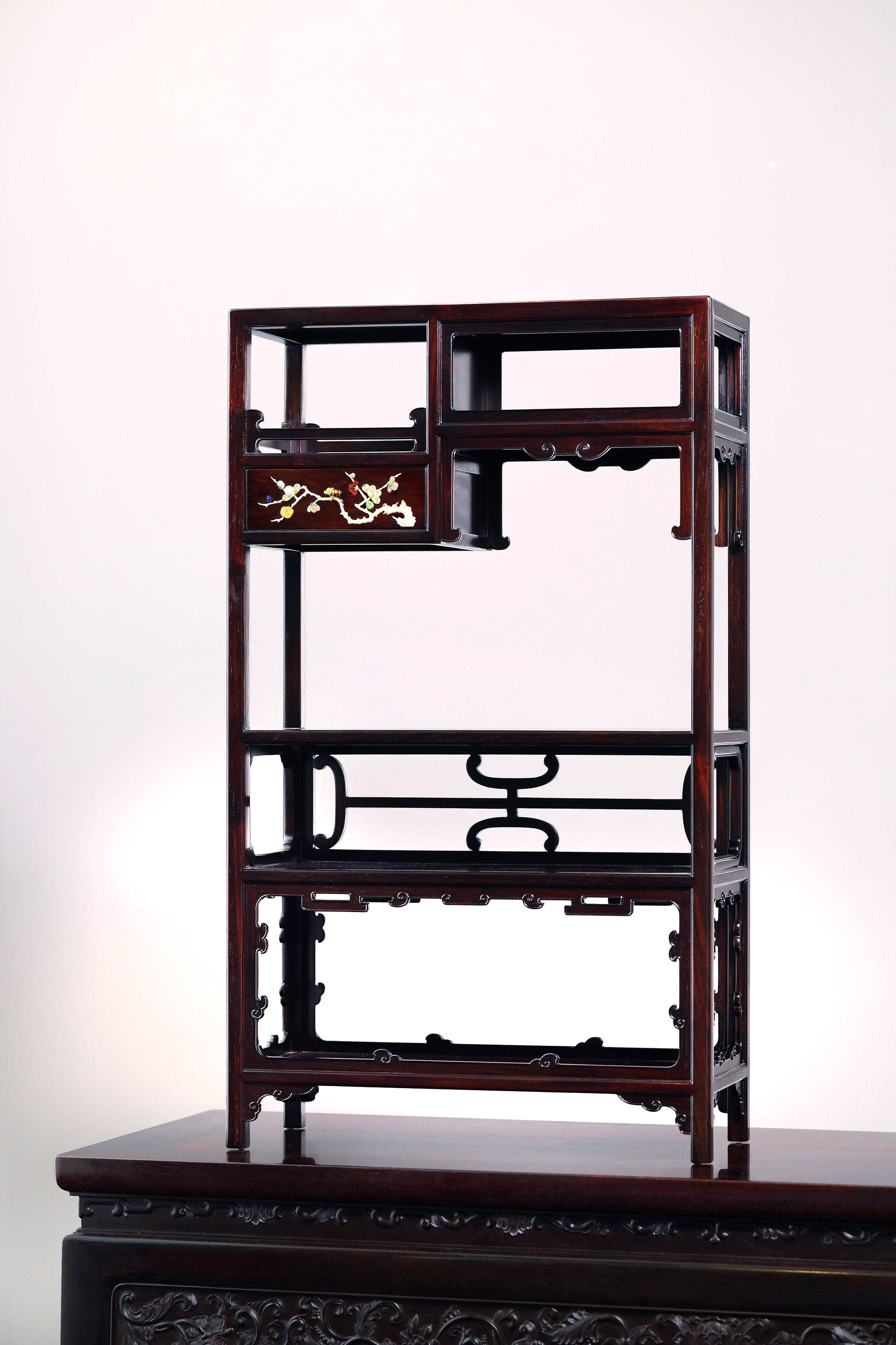 大红酸枝百宝嵌案上多宝阁