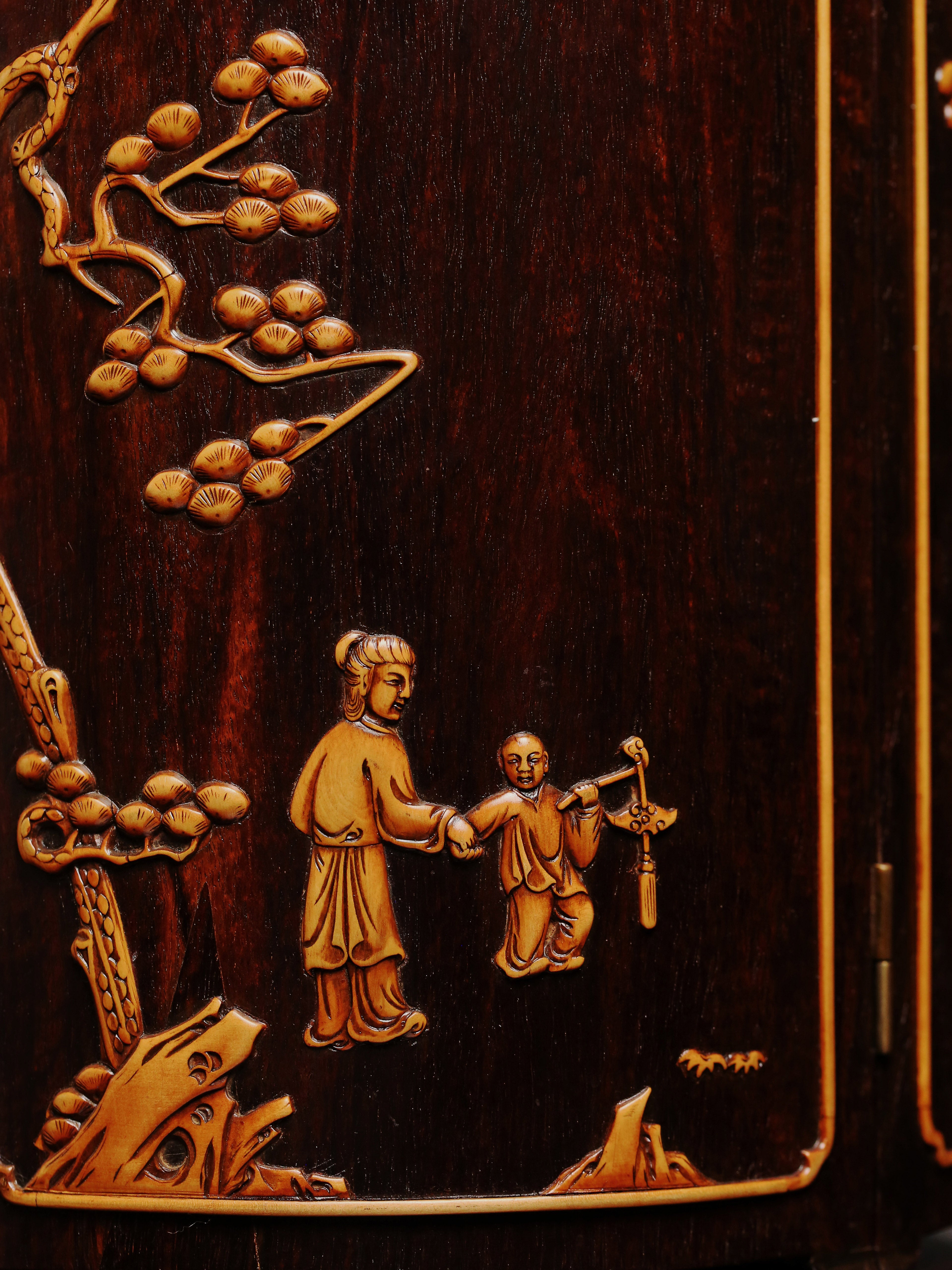 小叶紫檀嵌黄杨八宝圆柜