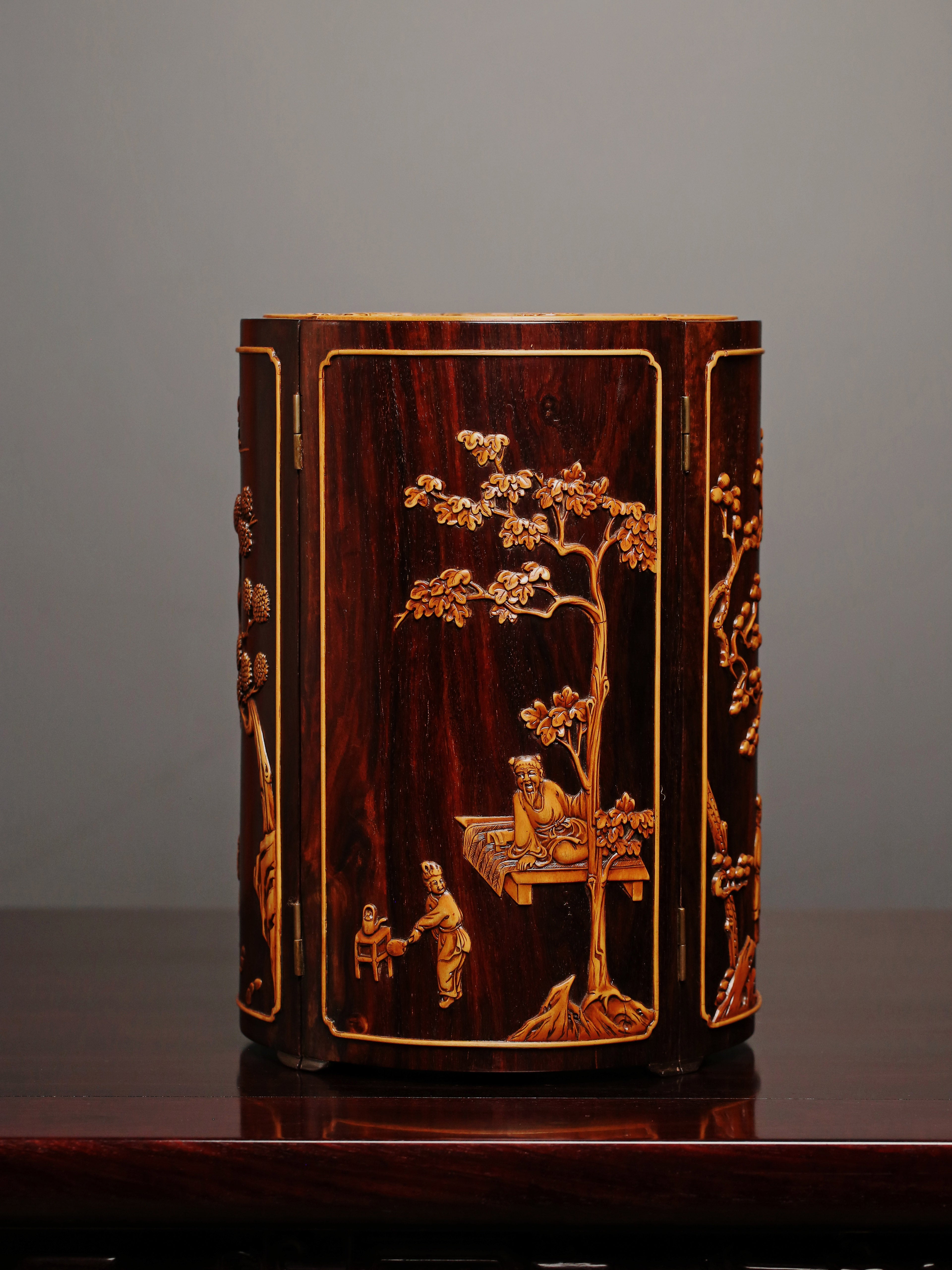 小叶紫檀嵌黄杨八宝圆柜