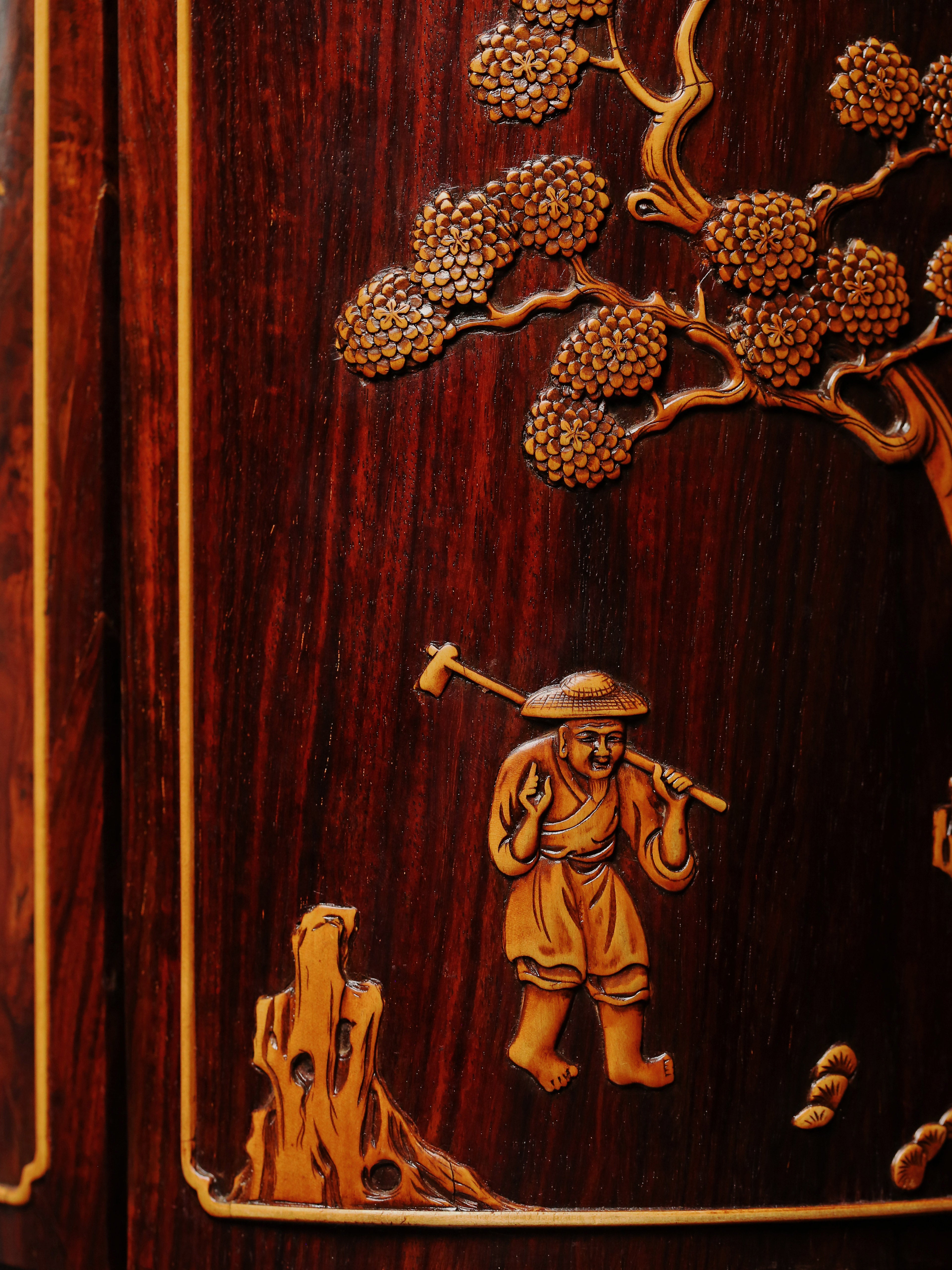 小叶紫檀嵌黄杨八宝圆柜