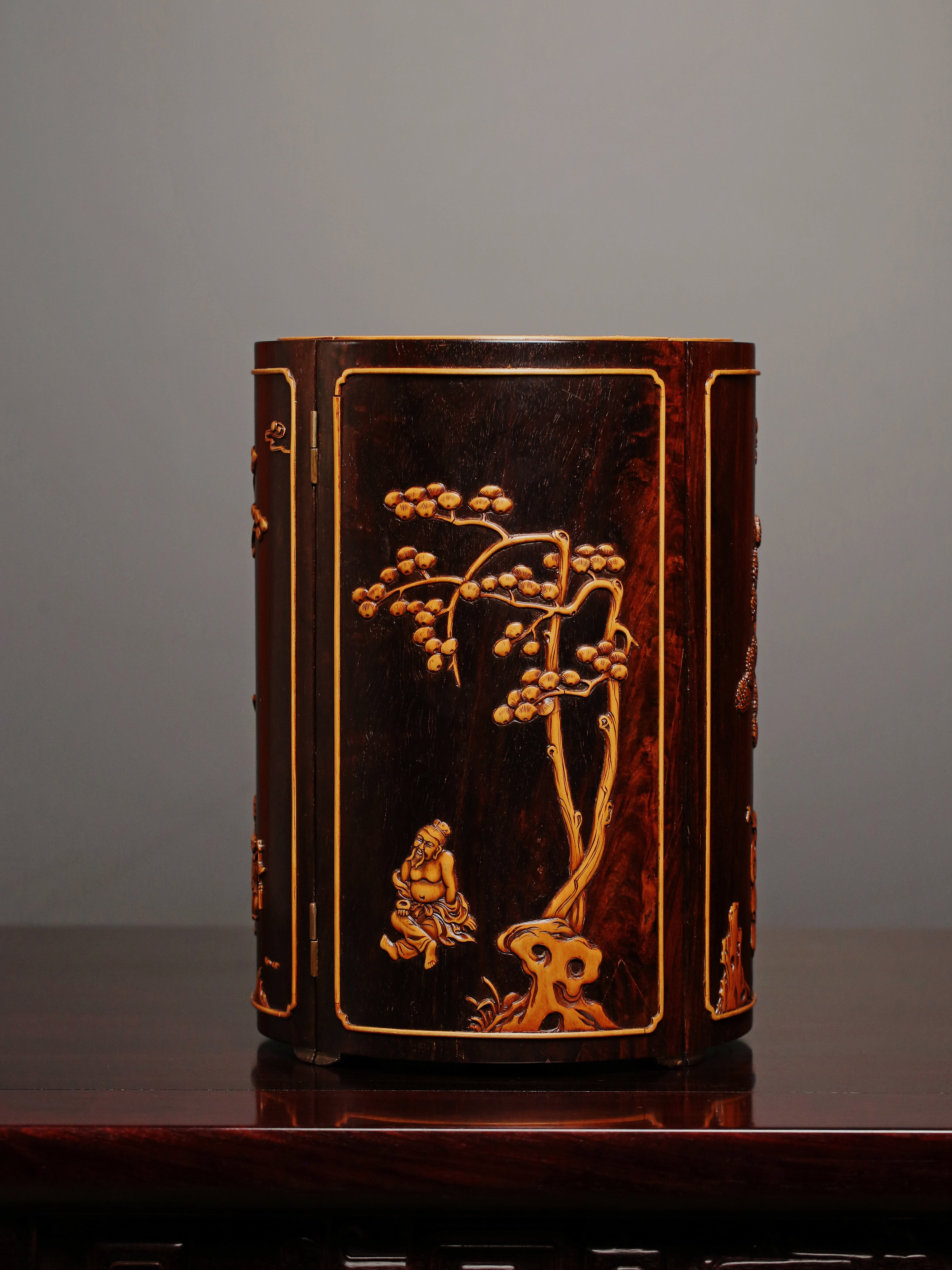 小叶紫檀嵌黄杨八宝圆柜