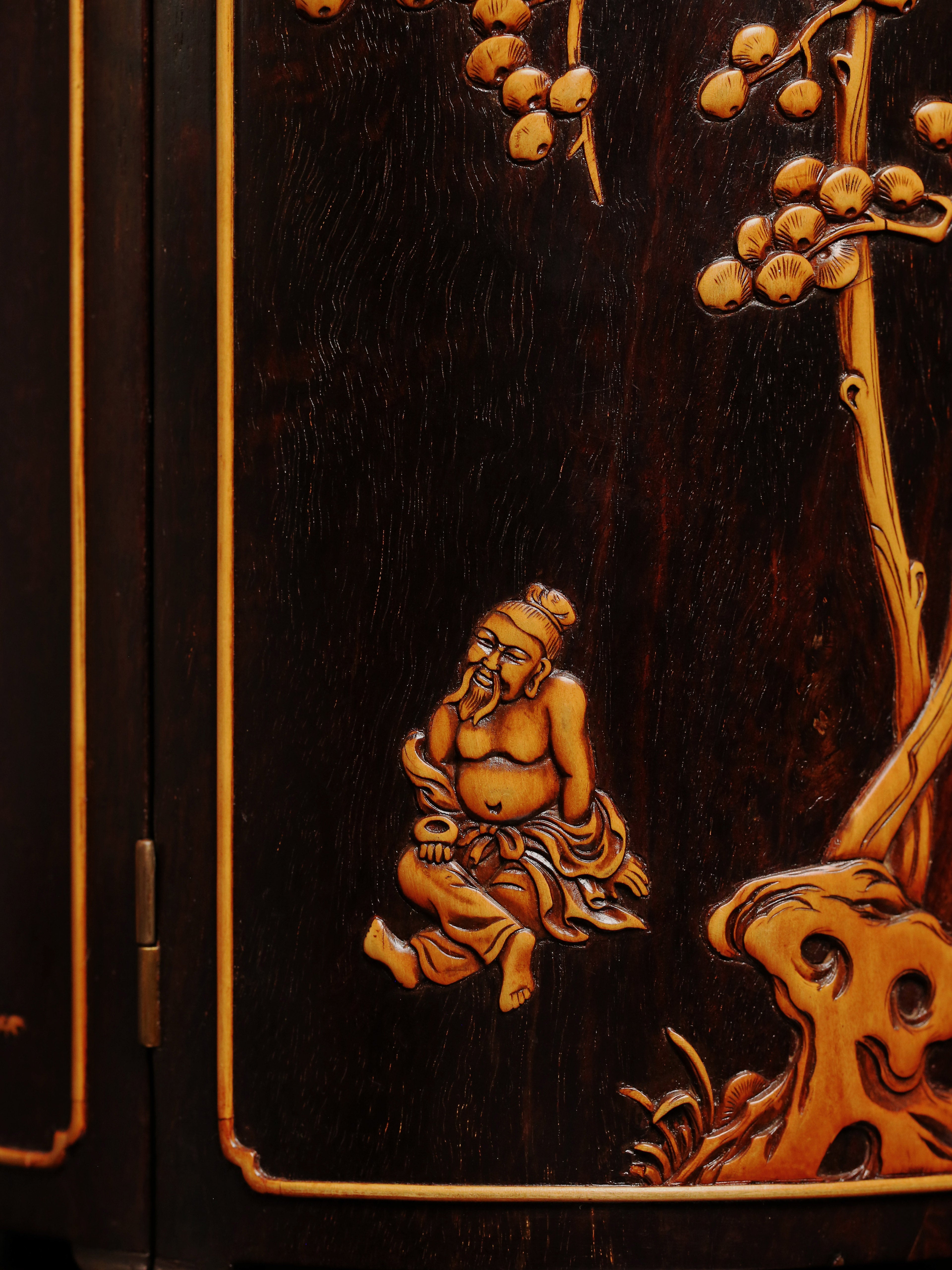 小叶紫檀嵌黄杨八宝圆柜