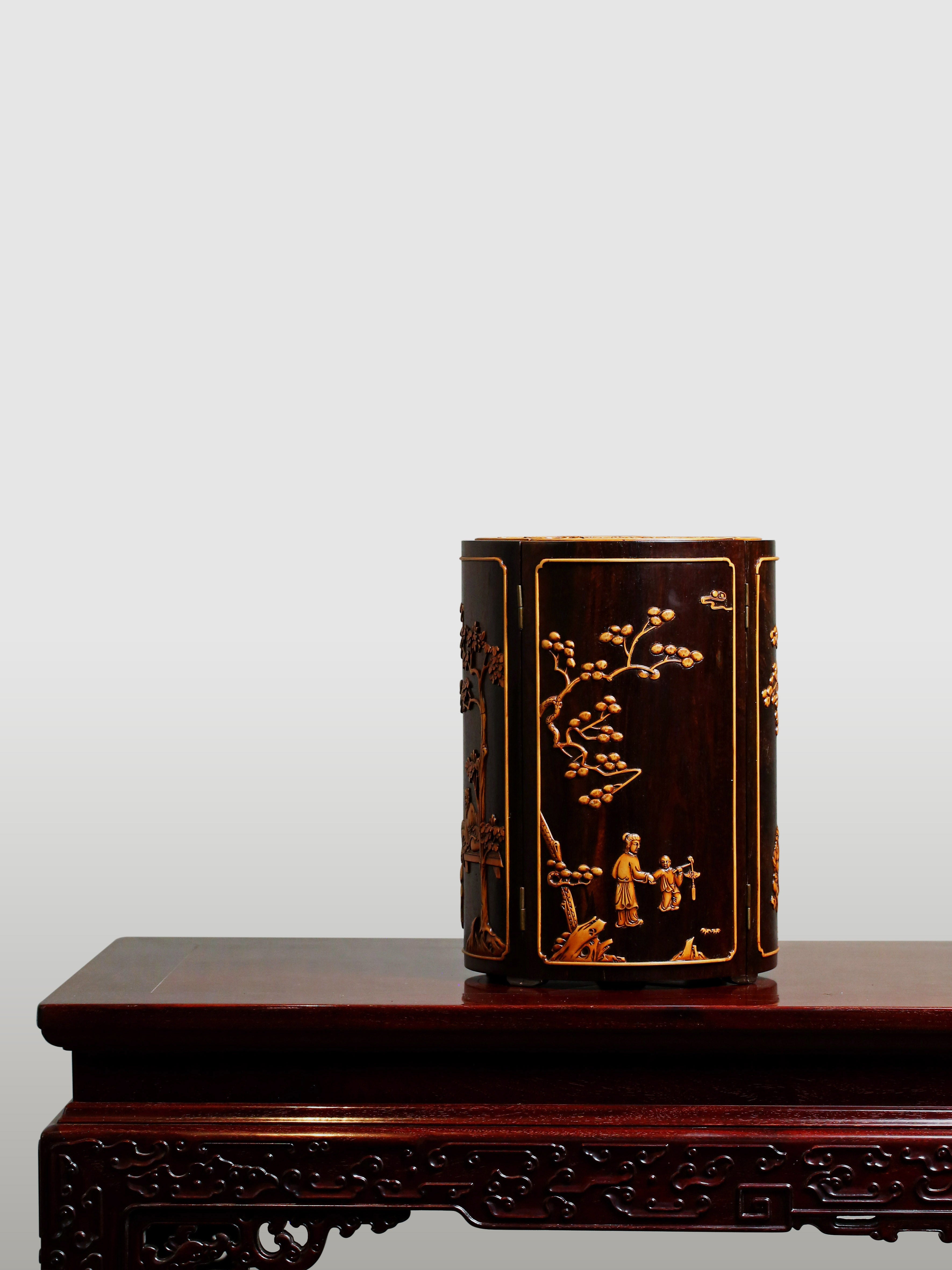 小叶紫檀嵌黄杨八宝圆柜