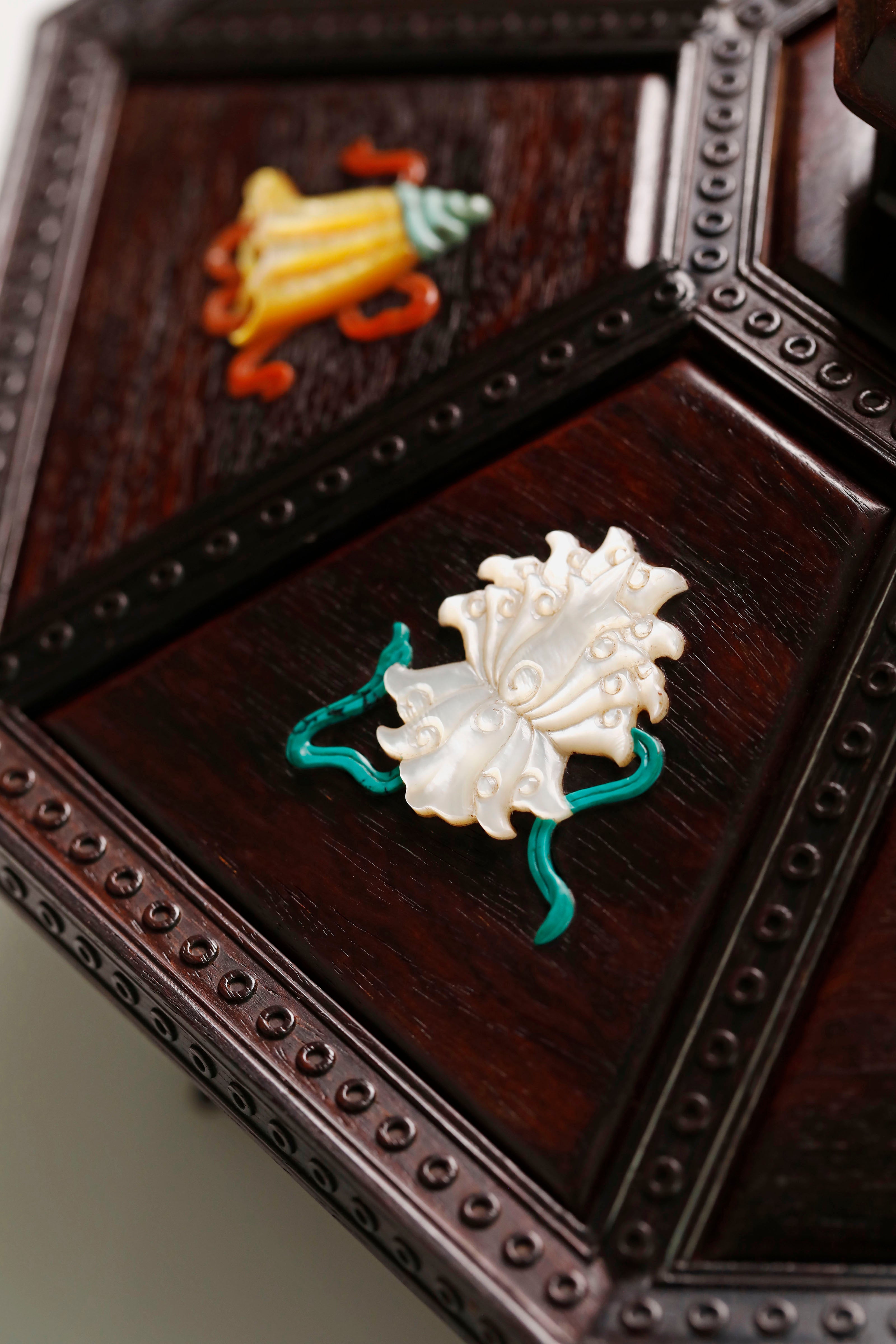 小叶紫檀百宝嵌八宝果盒