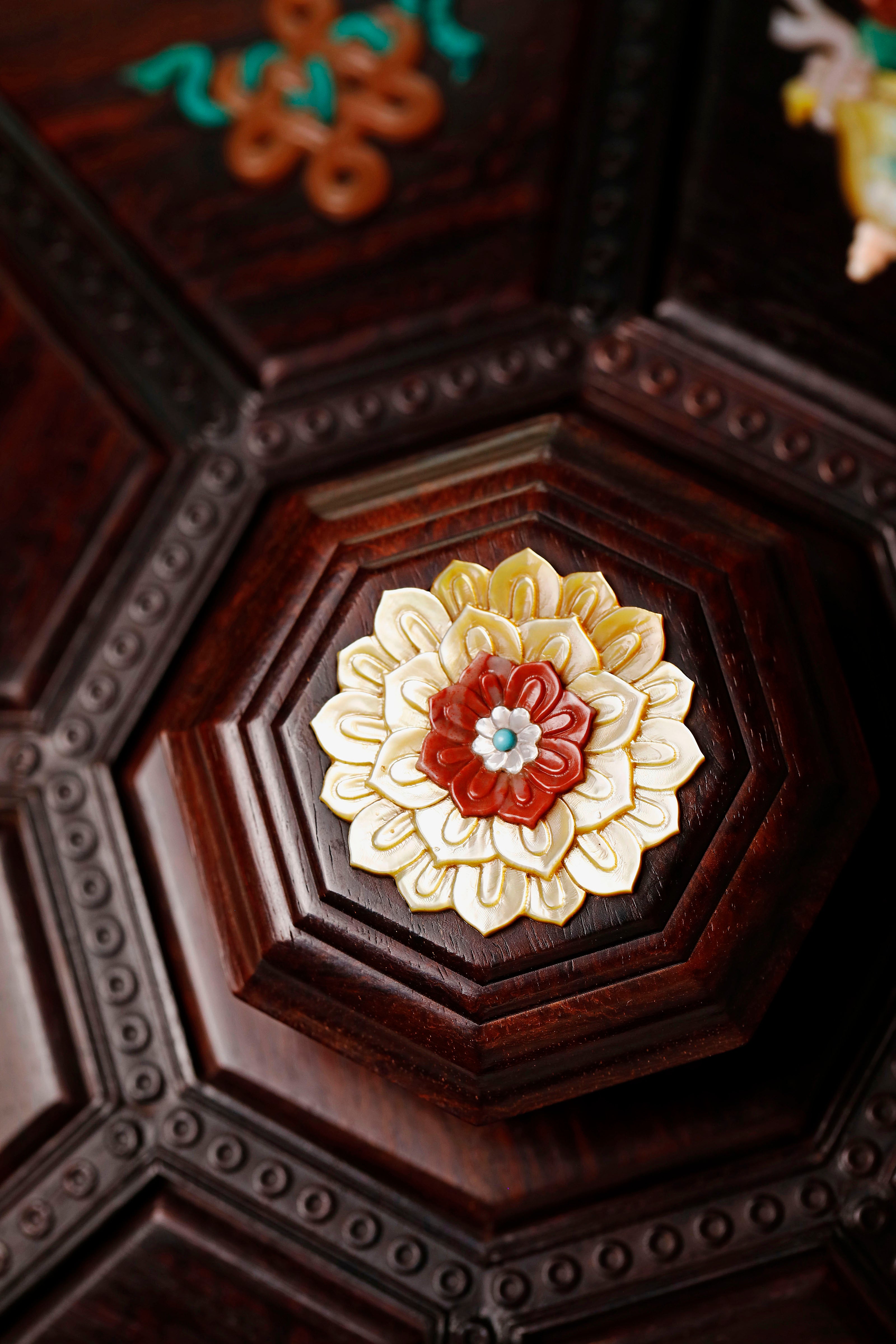 小叶紫檀百宝嵌八宝果盒