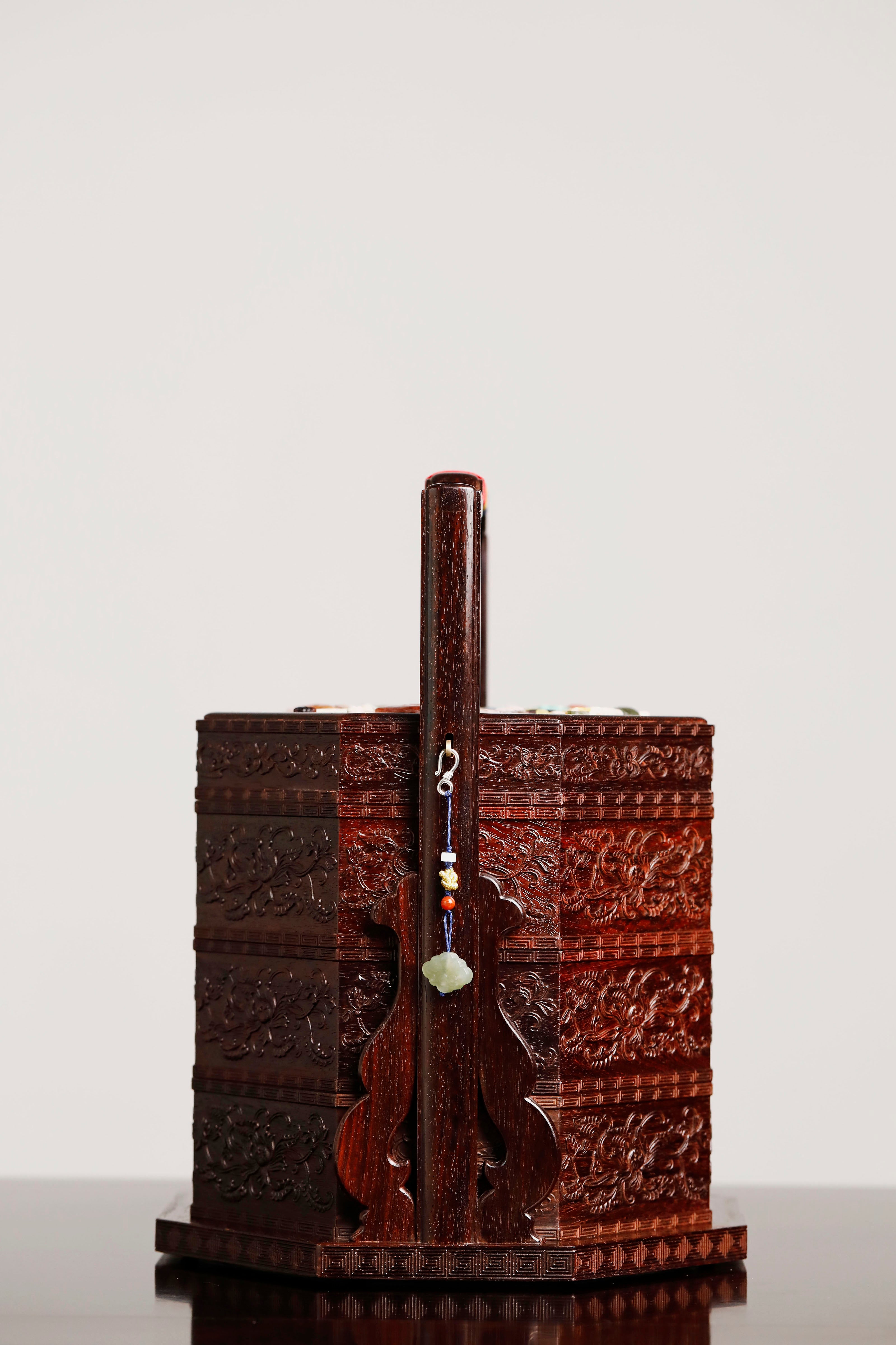 小叶紫檀百宝嵌人间喜乐博古八角提盒