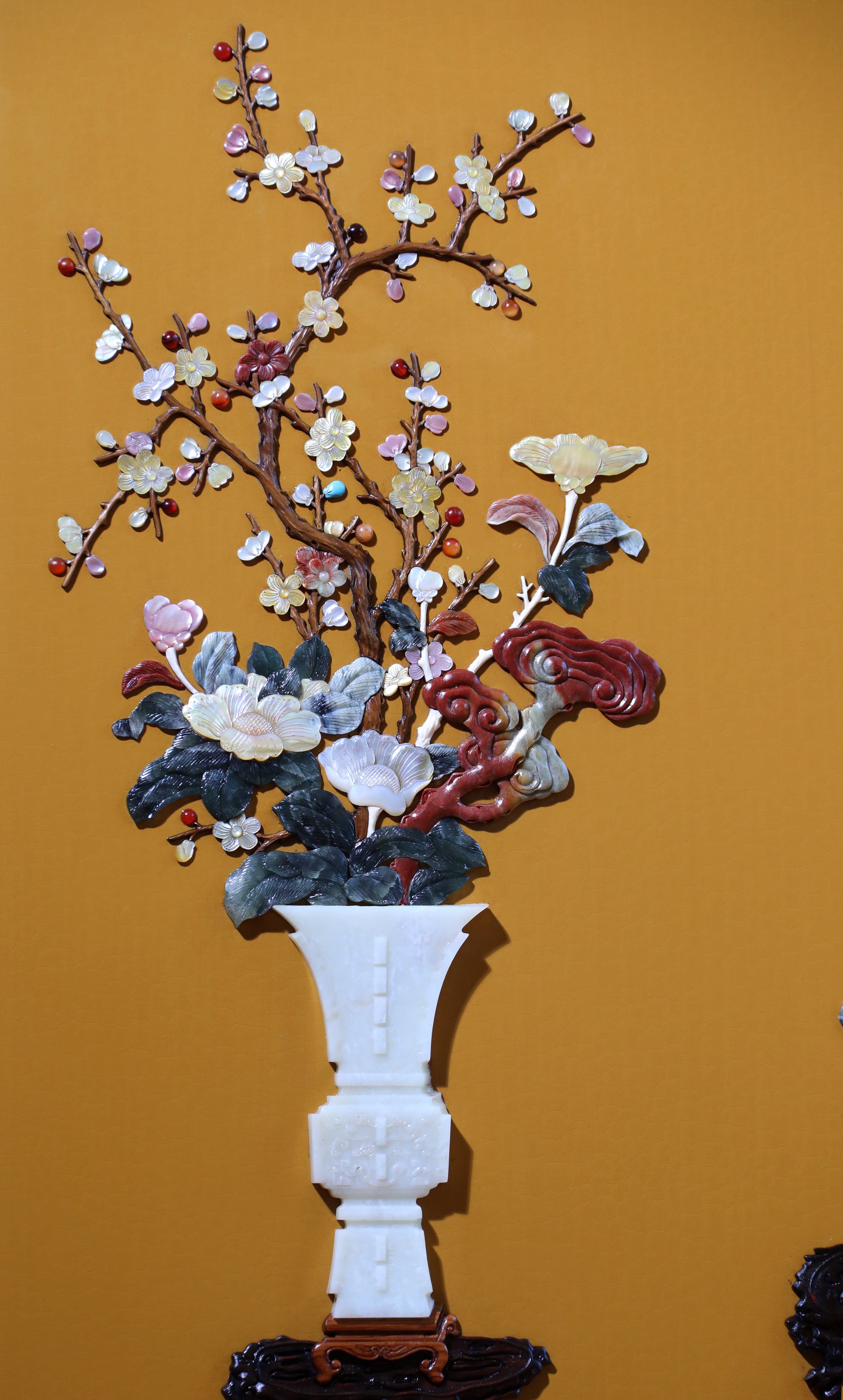 A hanging screen inlaid with precious stones, symbolizing peace and prosperity.