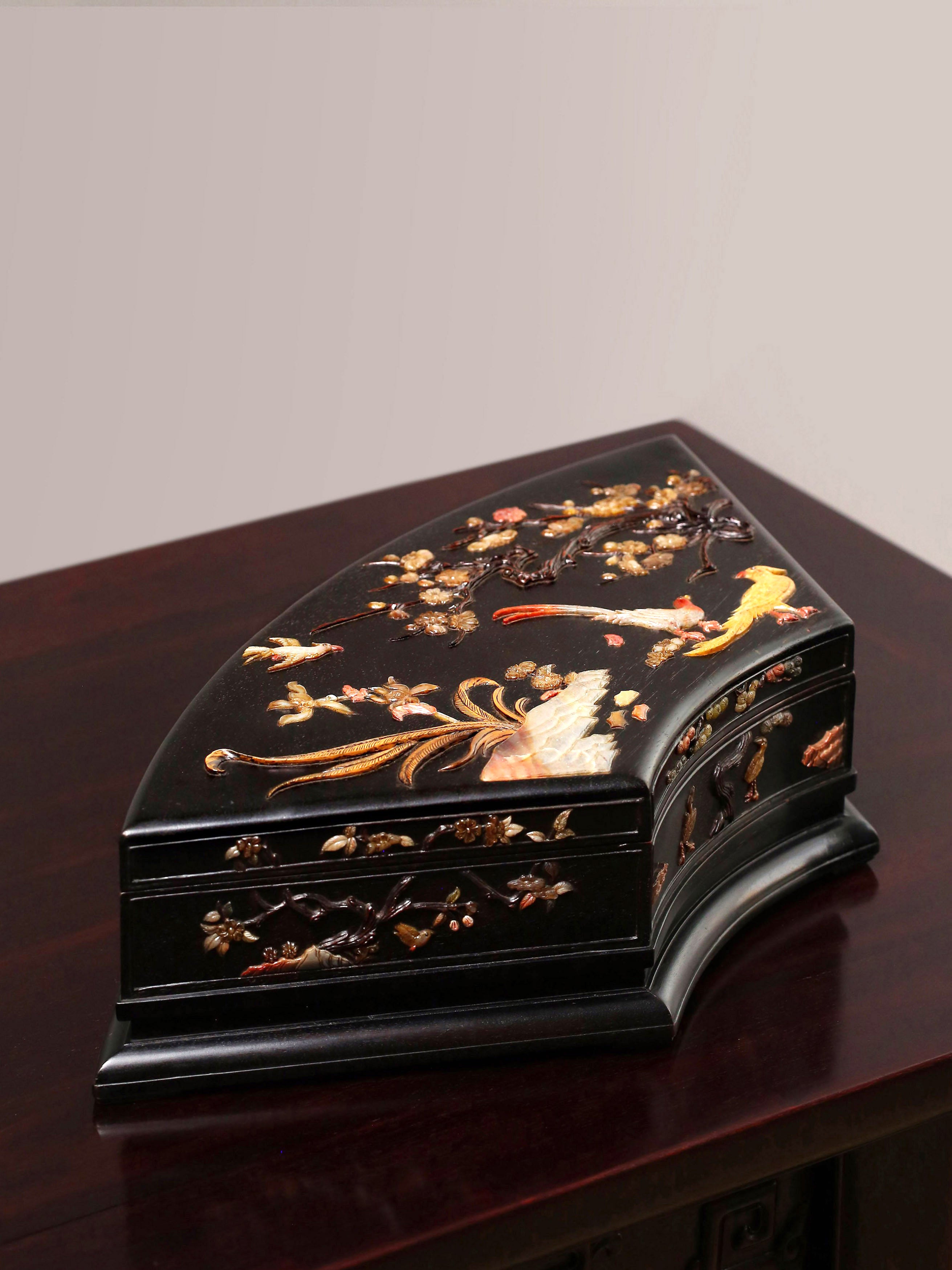 百宝嵌扇形宝盒