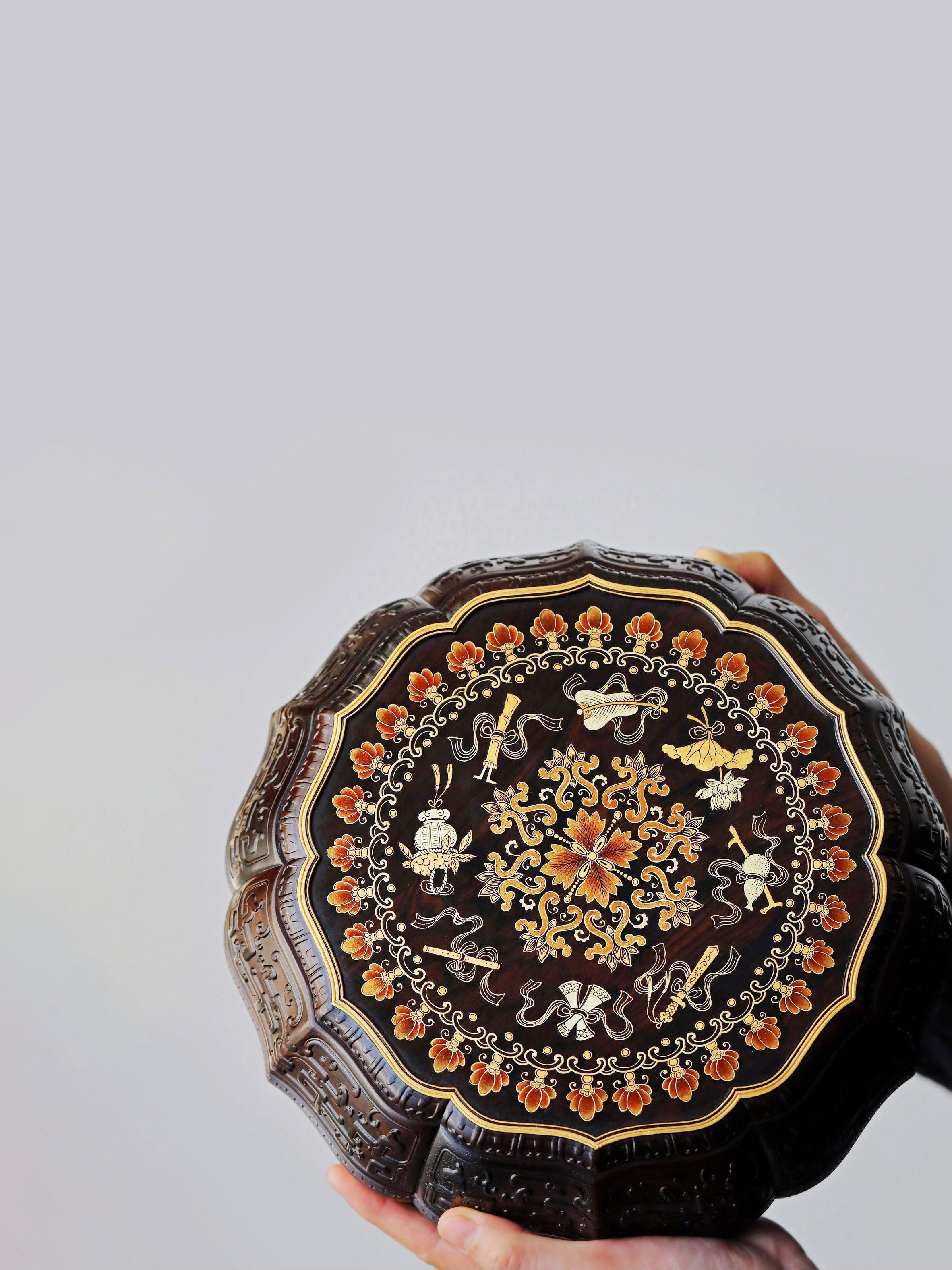 紫光檀描金暗八仙纹葵口十二角果盒