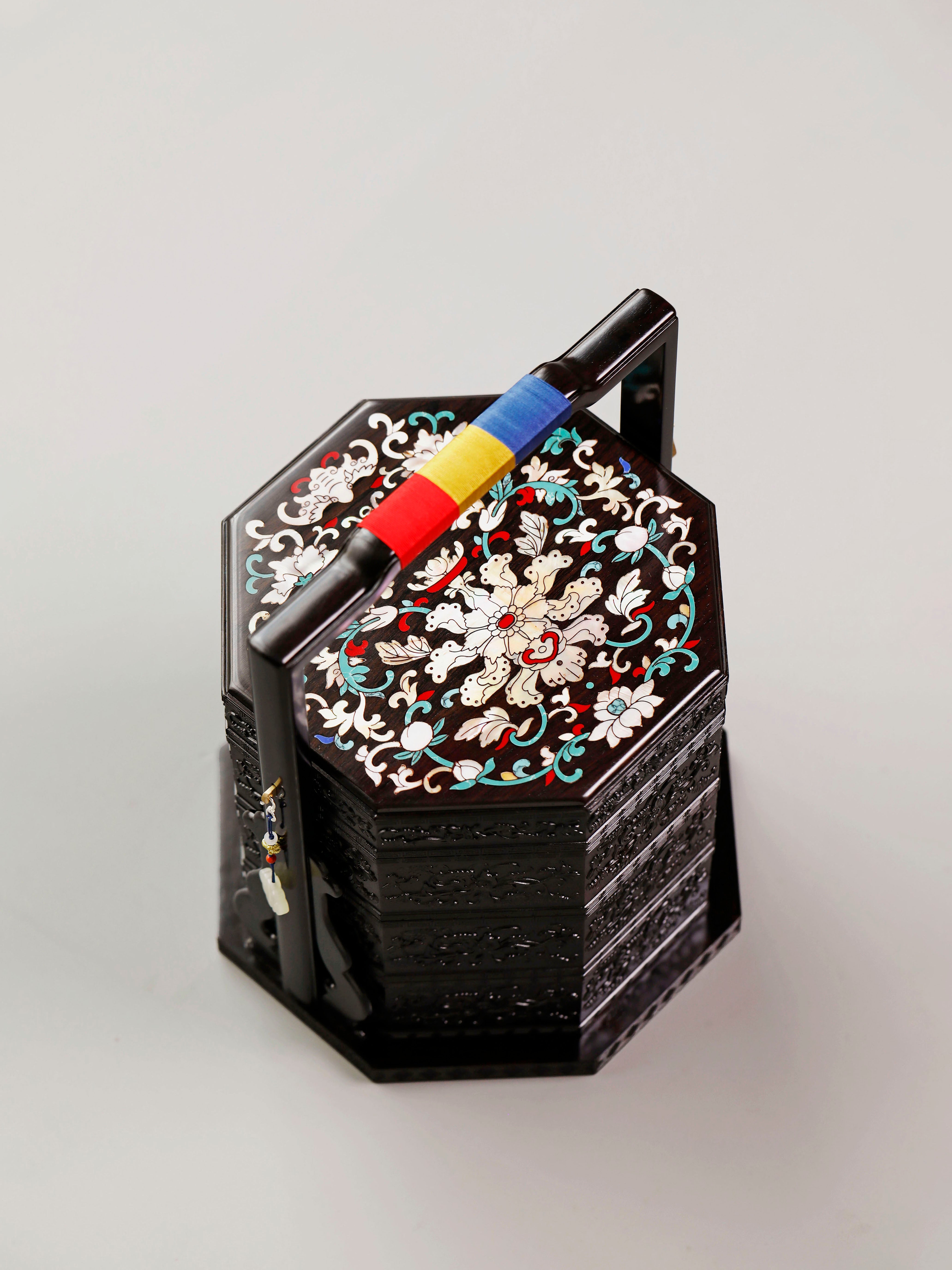 紫光檀嵌螺钿西番莲纹八角提盒