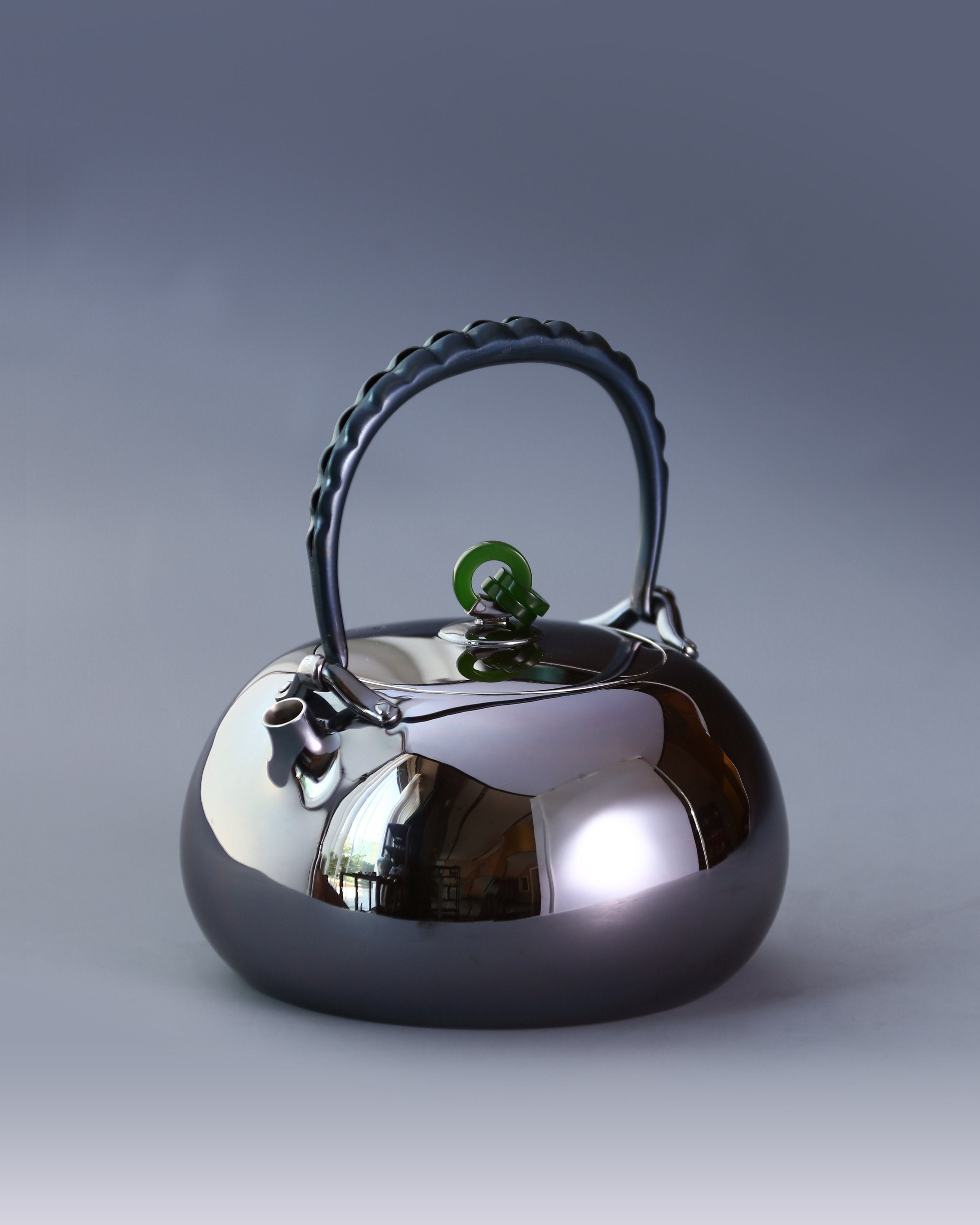 Kitamura Suko's jade ring-shaped pouch was struck with a pure silver pot.