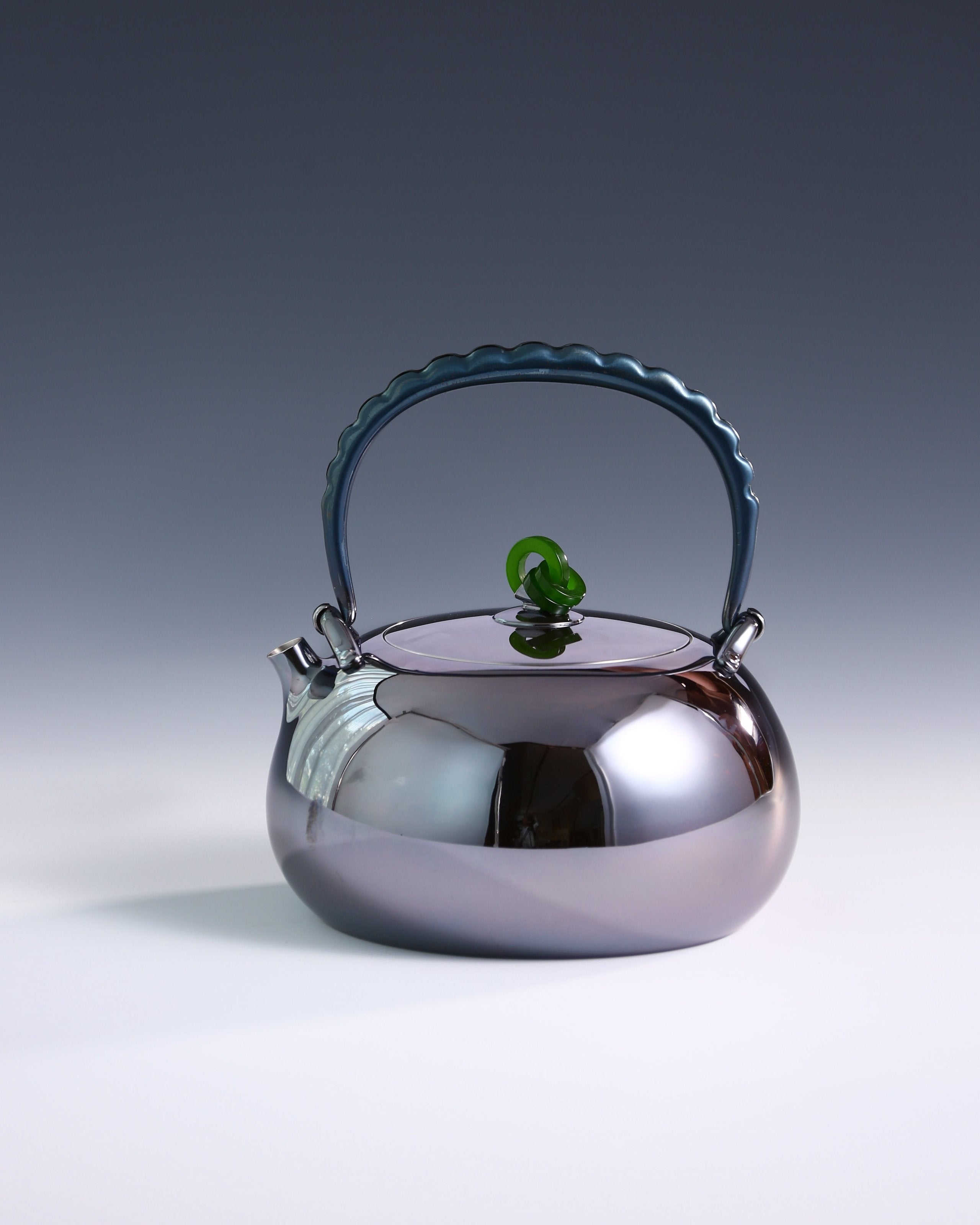 Kitamura Suko's jade ring-shaped pouch was struck with a pure silver pot.
