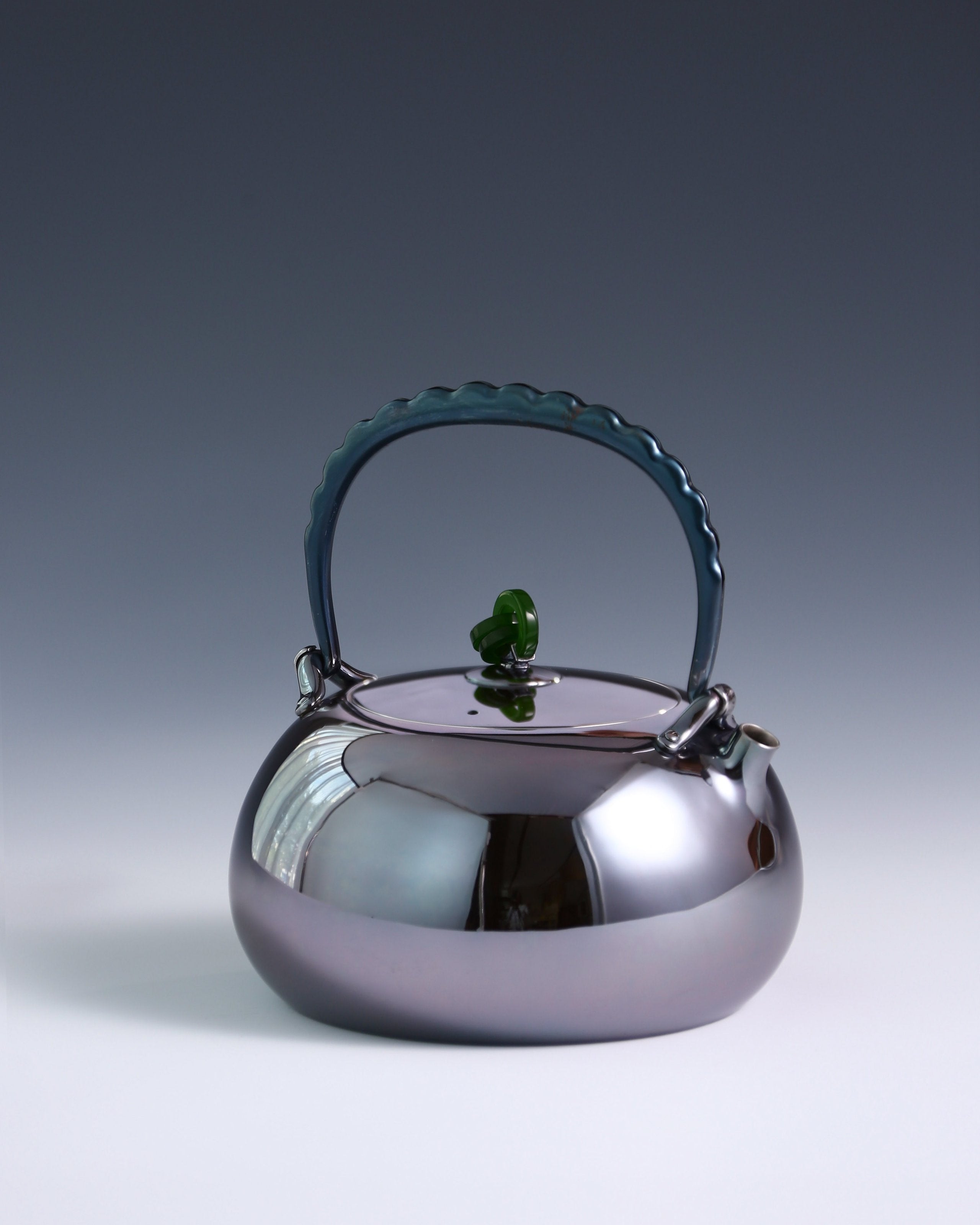 Kitamura Suko's jade ring-shaped pouch was struck with a pure silver pot.