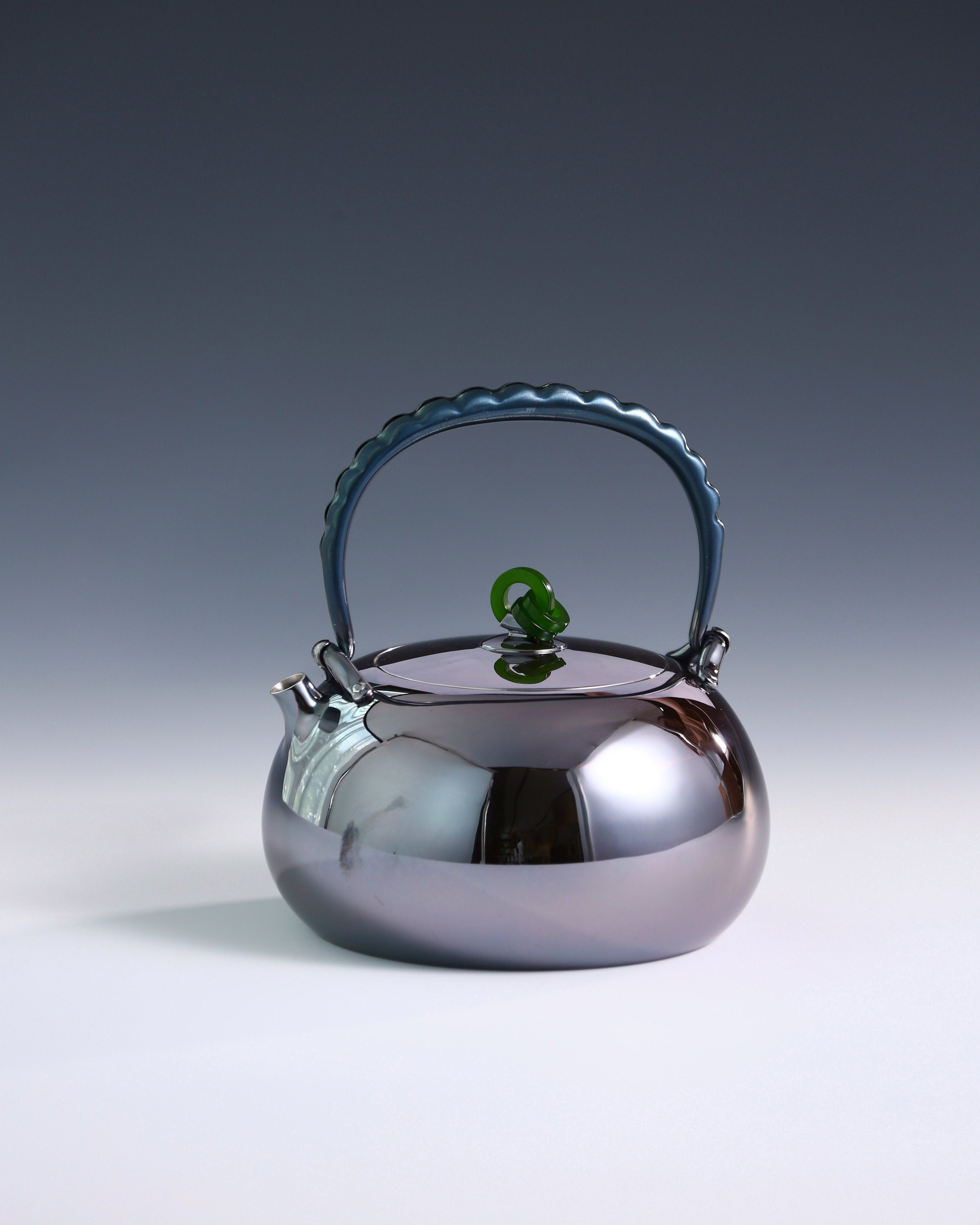 Kitamura Suko's jade ring-shaped pouch was struck with a pure silver pot.