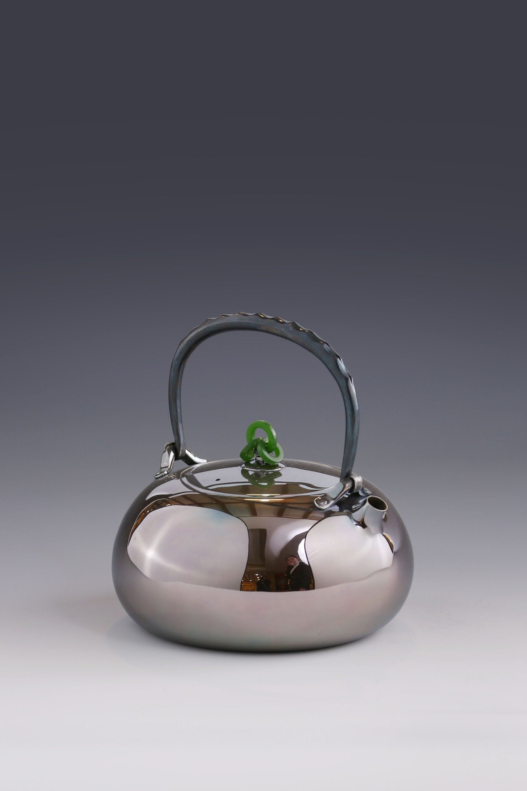 Kitamura Suko's jade ring-shaped pouch was struck with a pure silver pot.