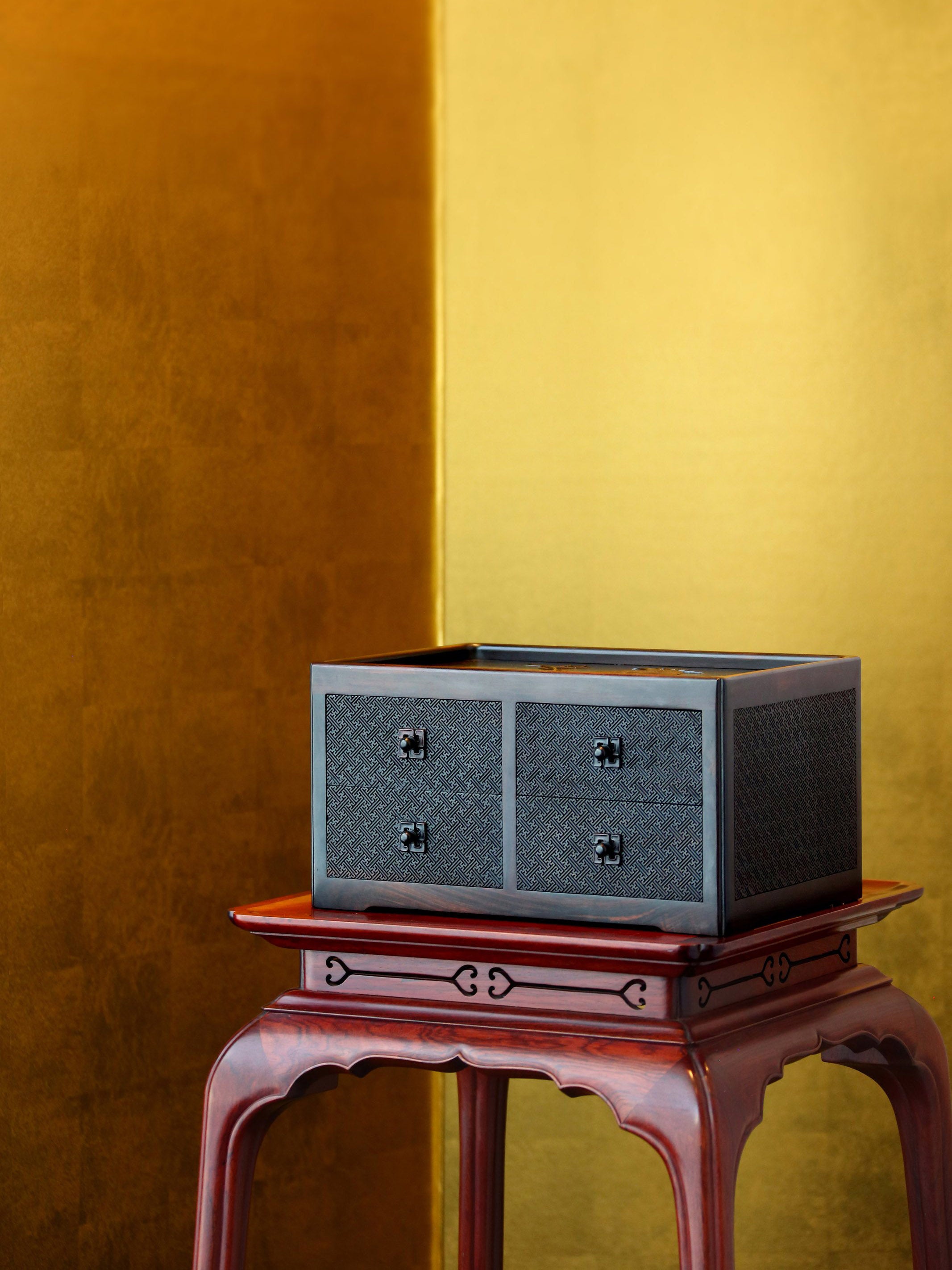 大叶紫檀丝翎檀雕戴胜登枝万字纹四屉茶盒