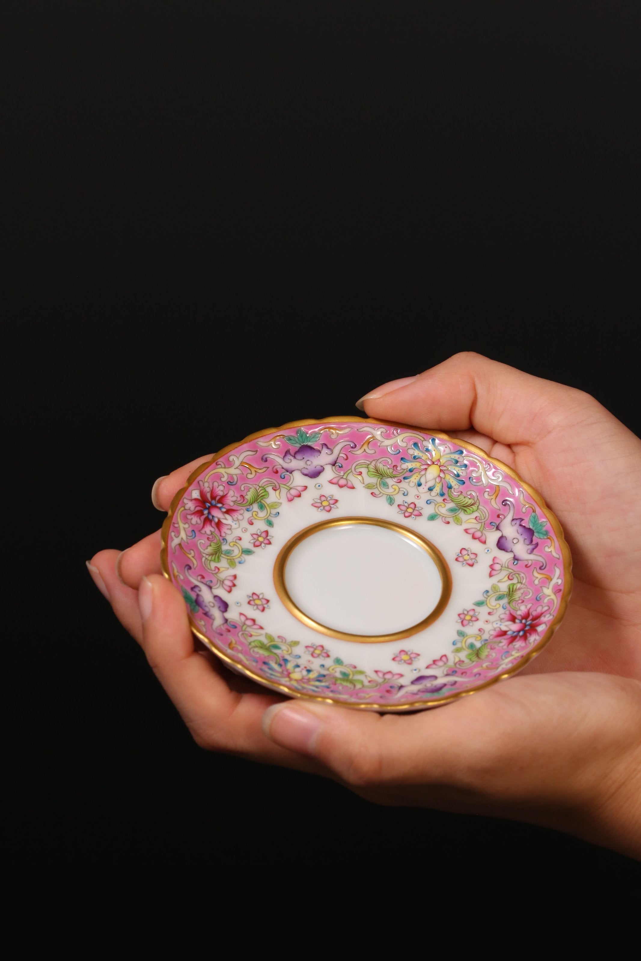 大雅斋缠枝莲福瑞菊瓣口杯