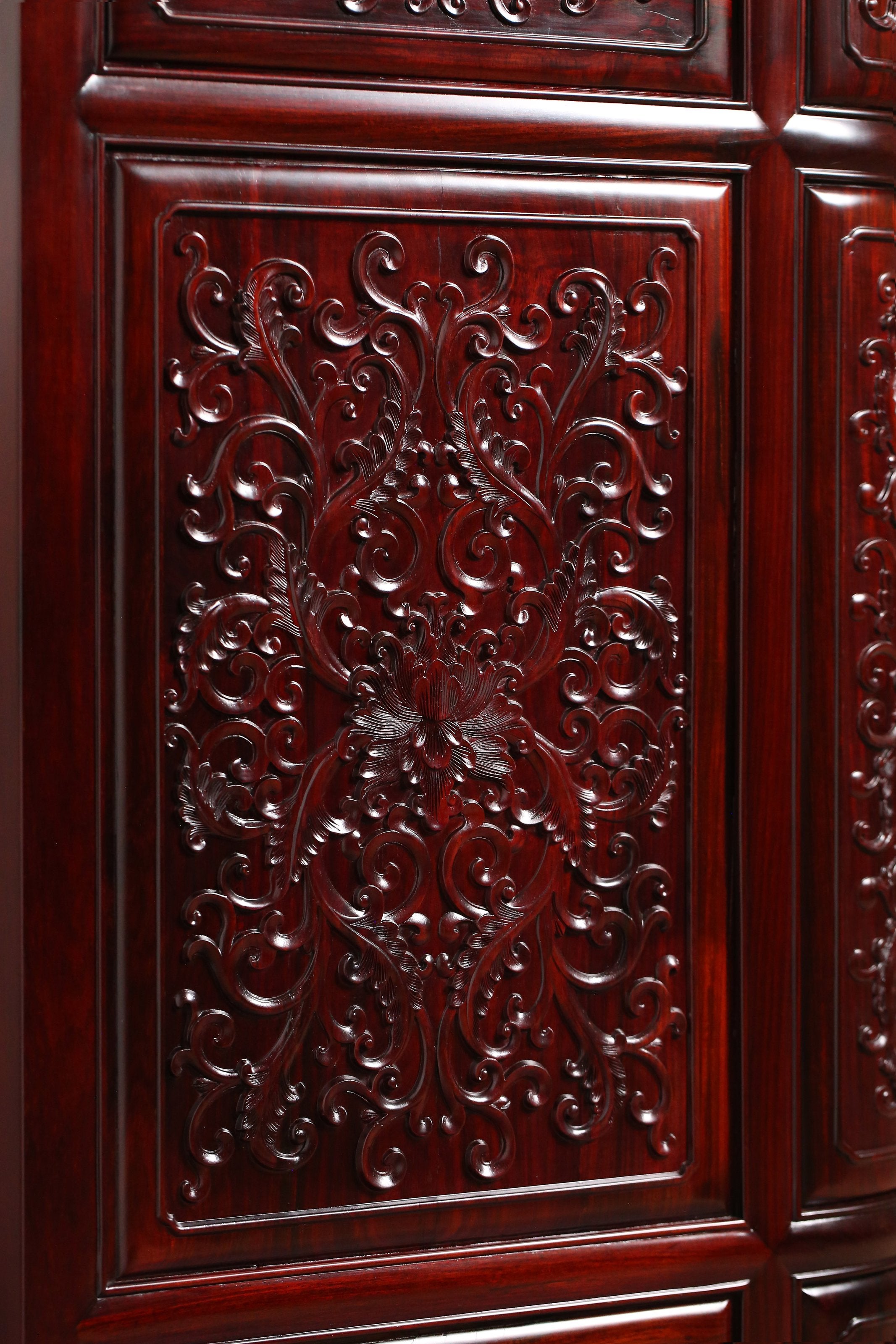 寮國大紅酸枝纏枝蓮紋五斗櫃
