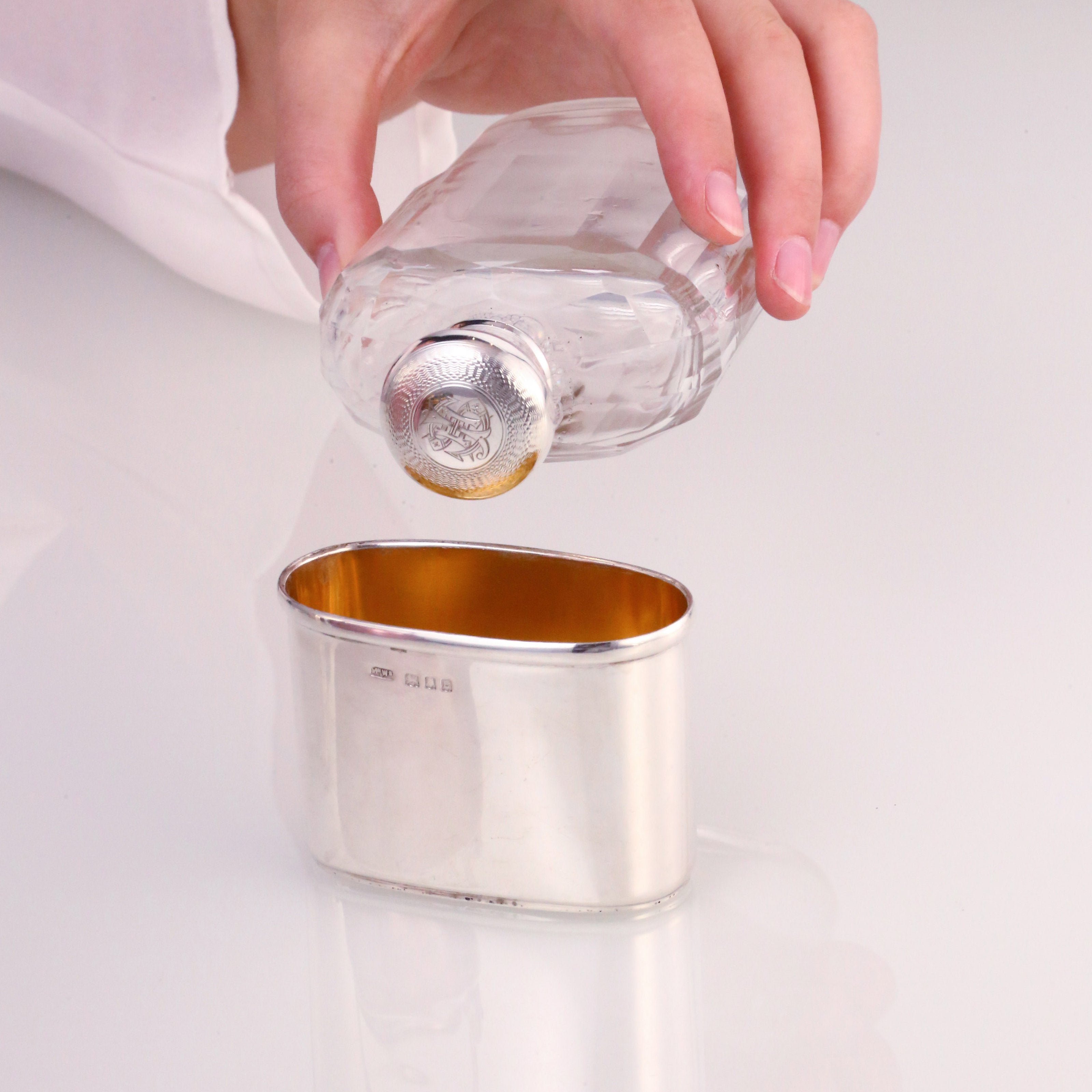 1918年英国纯银镀金酒壶