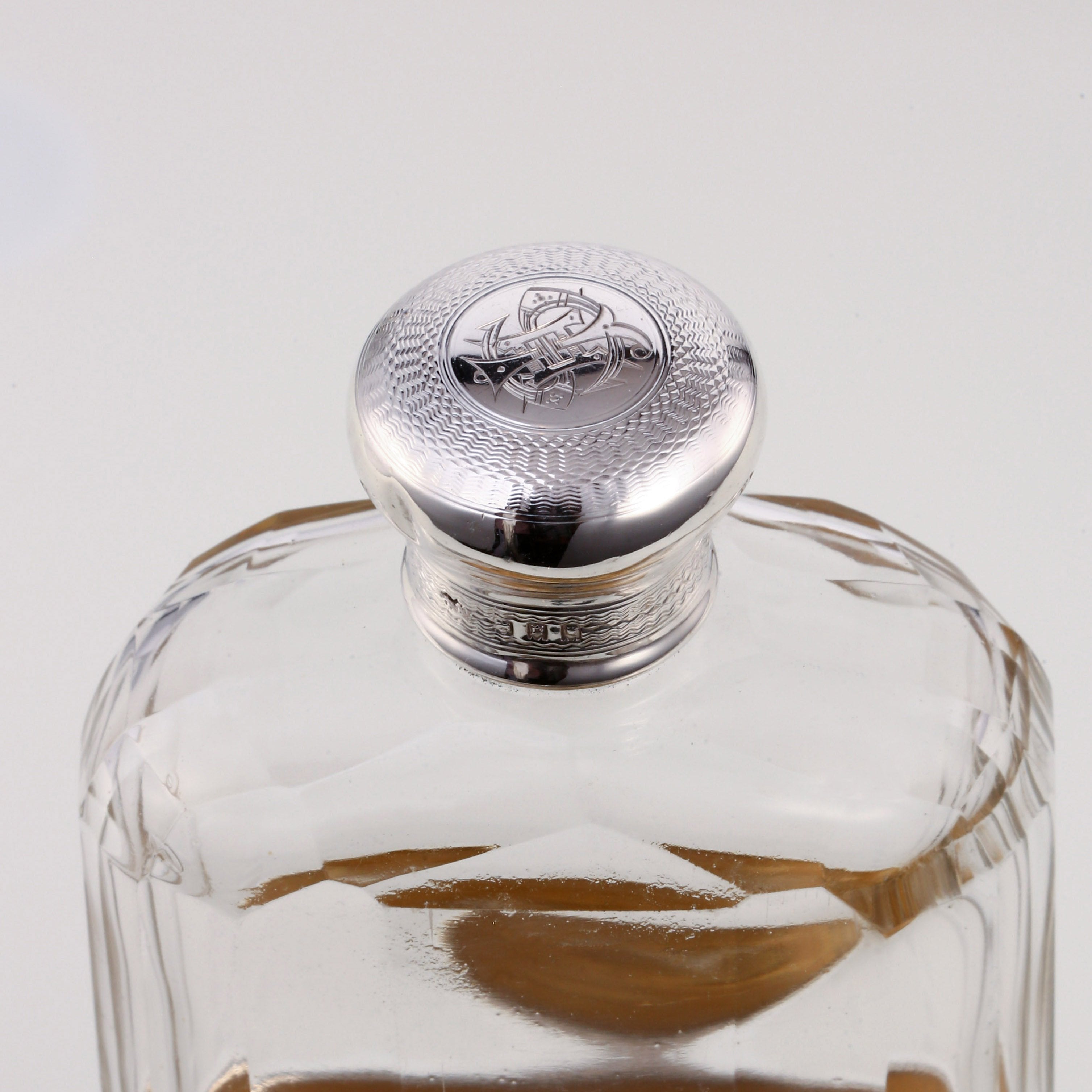 1918年英国纯银镀金酒壶