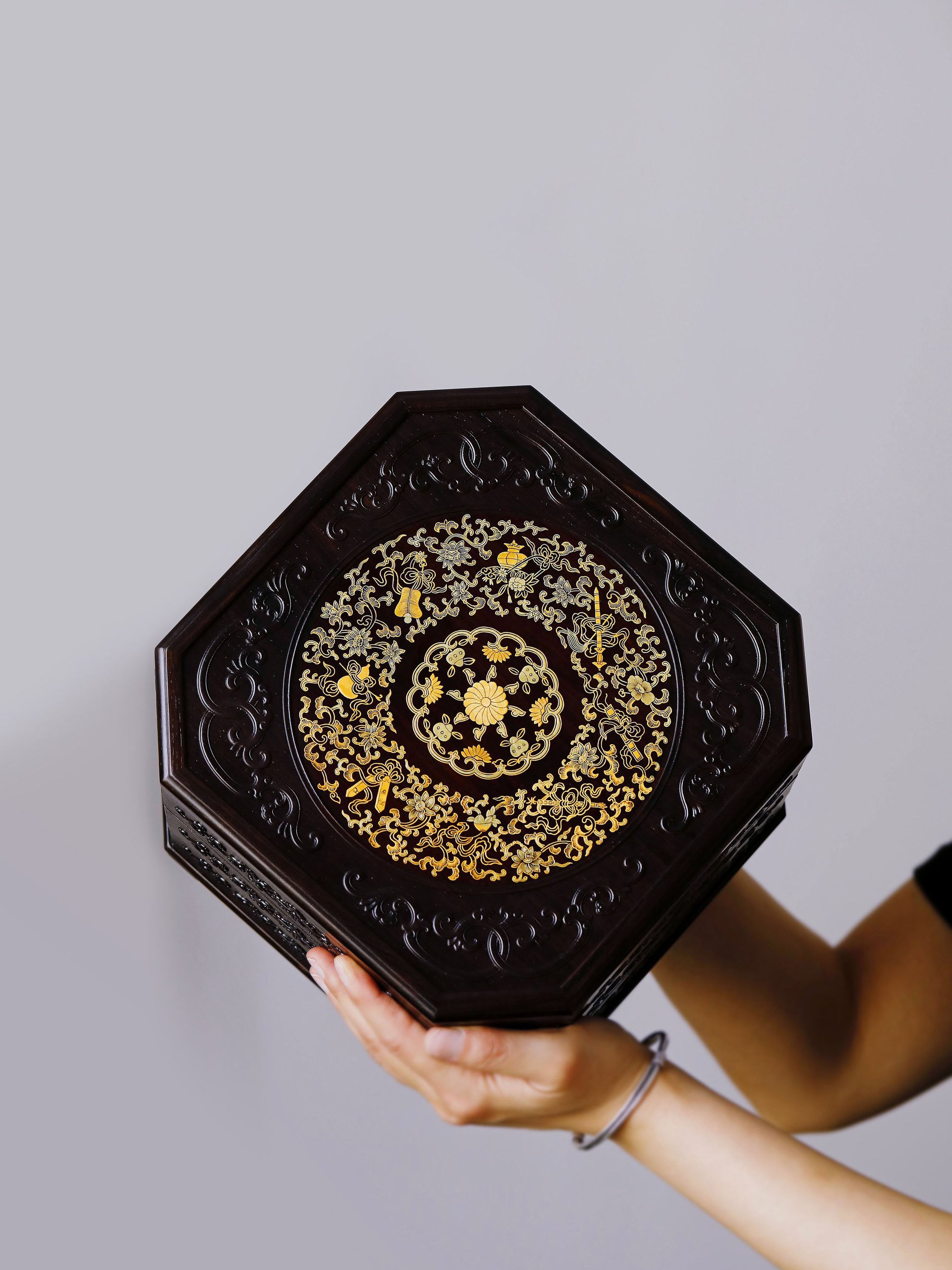 紫光檀描金吉祥八宝三层八角茶盒