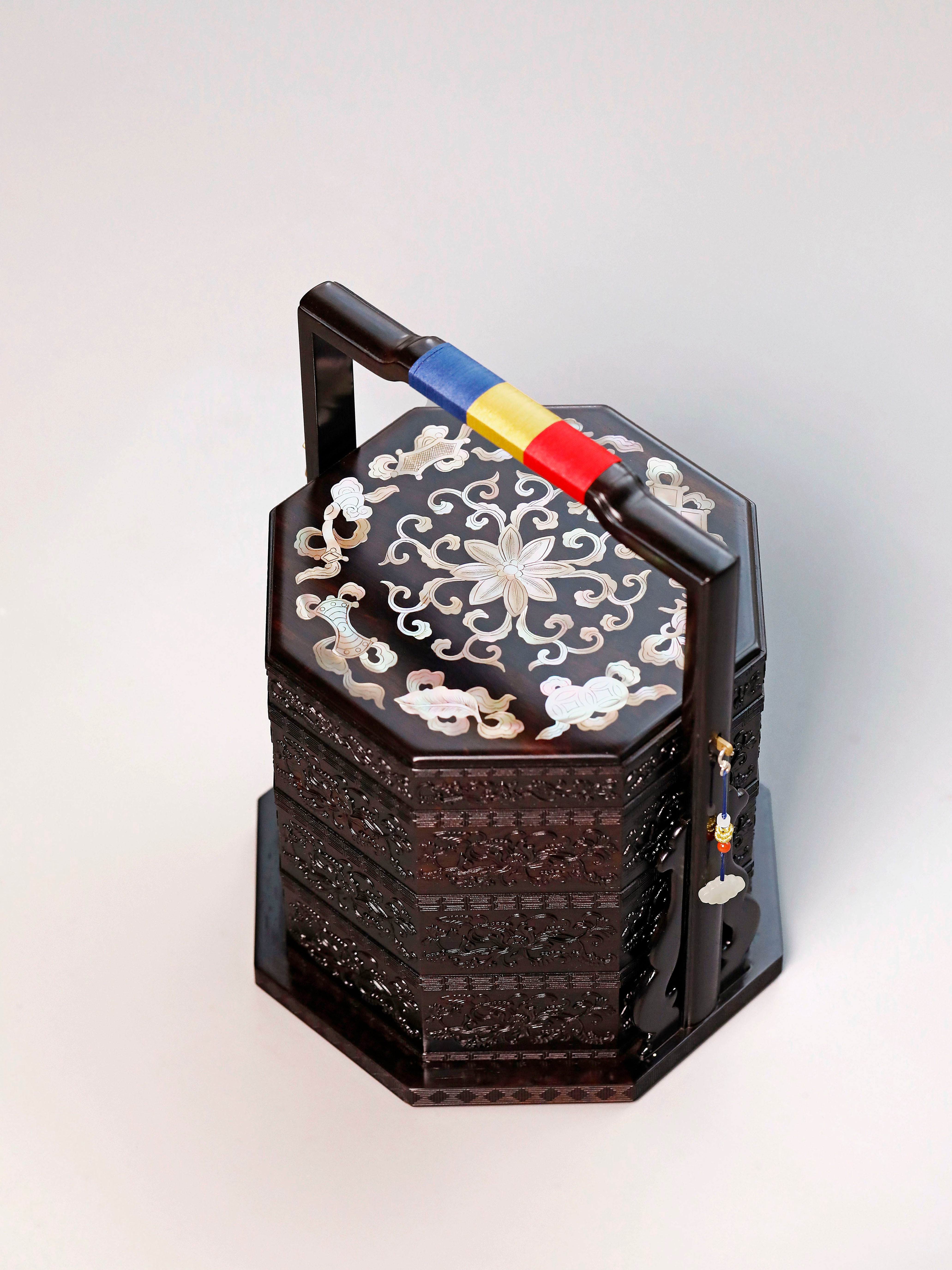 紫光檀嵌螺钿杂八宝八角提盒