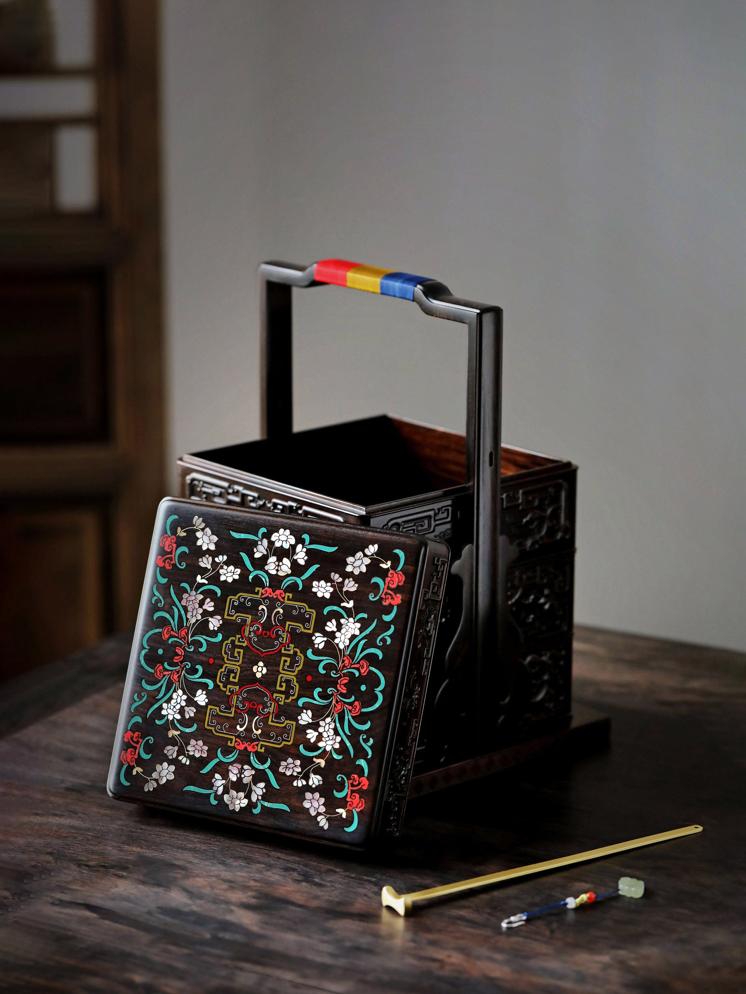 紫光檀嵌螺钿如意灵芝四方提盒