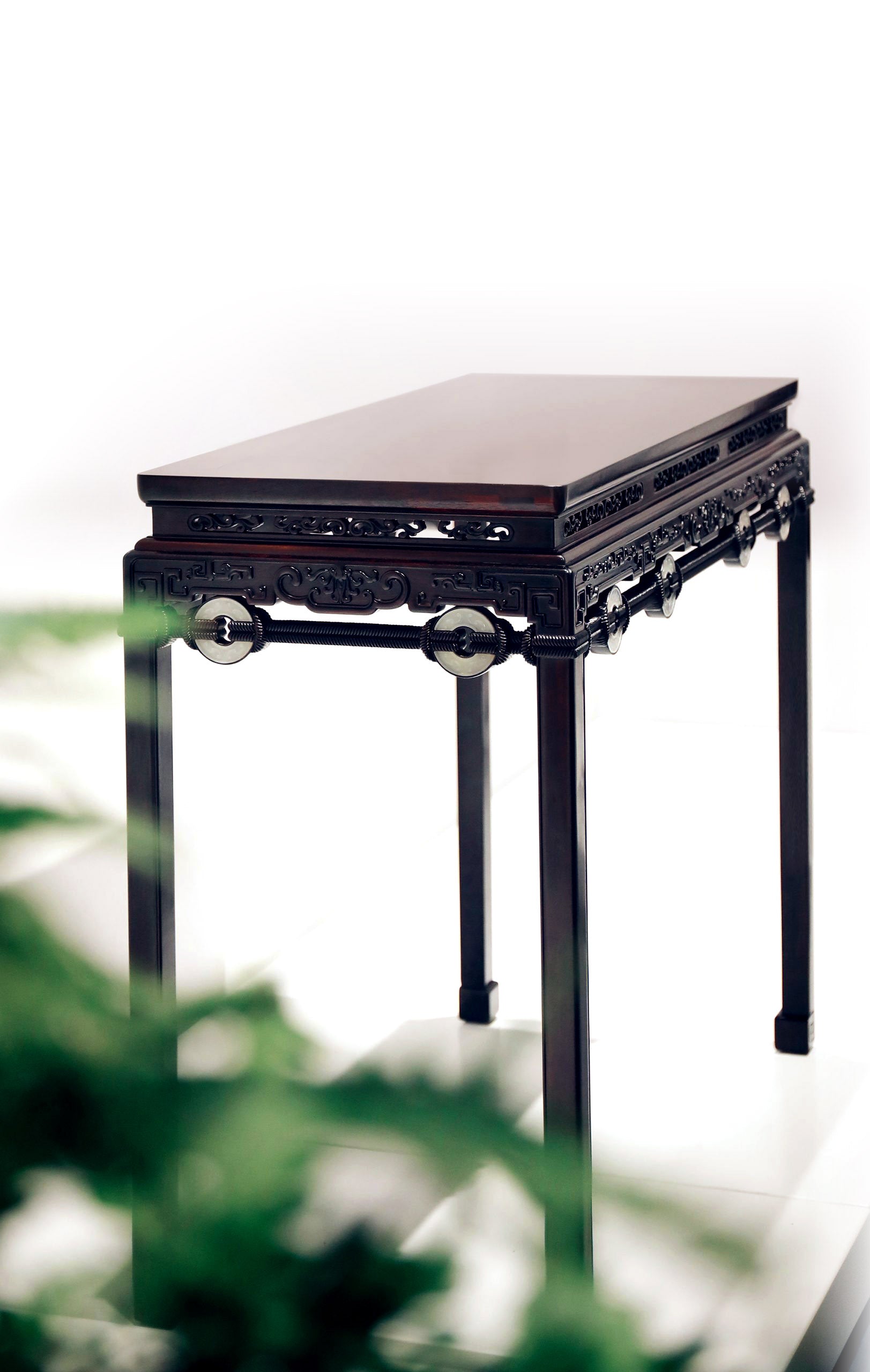 绳拉玉璧纹马蹄足条桌