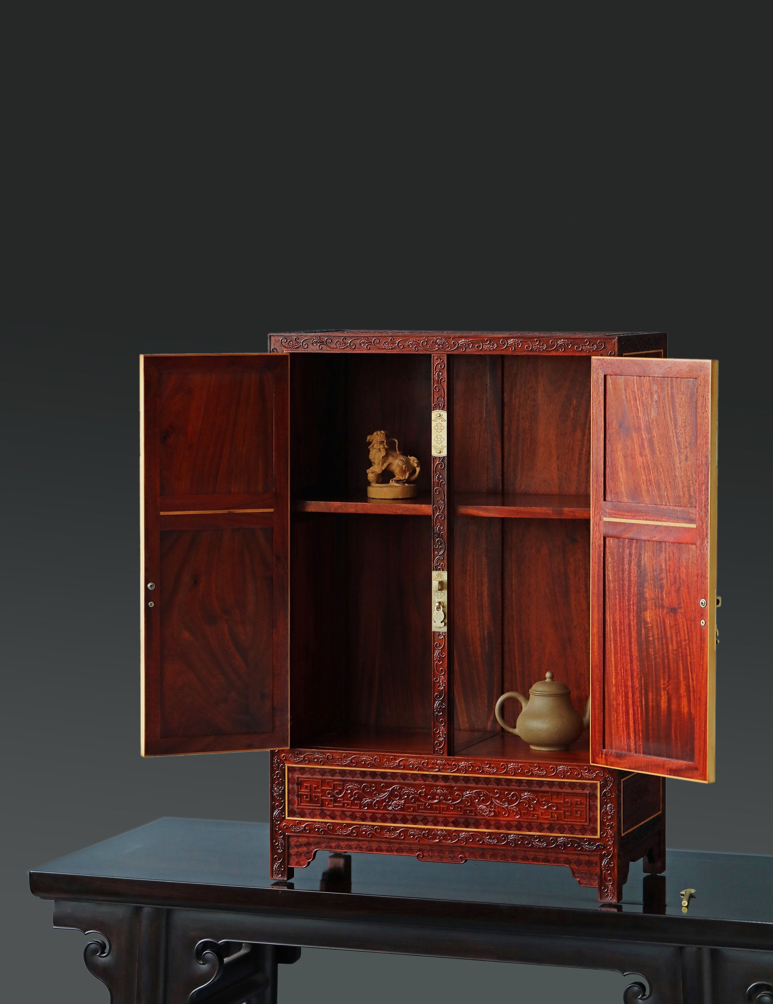 小叶紫檀/赞比亚紫檀满雕博古纹案上柜