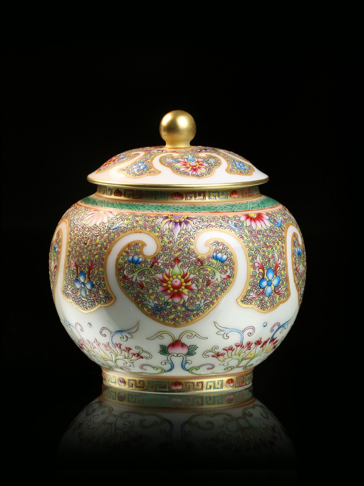 大雅斋珐琅彩卷如意纹茶器